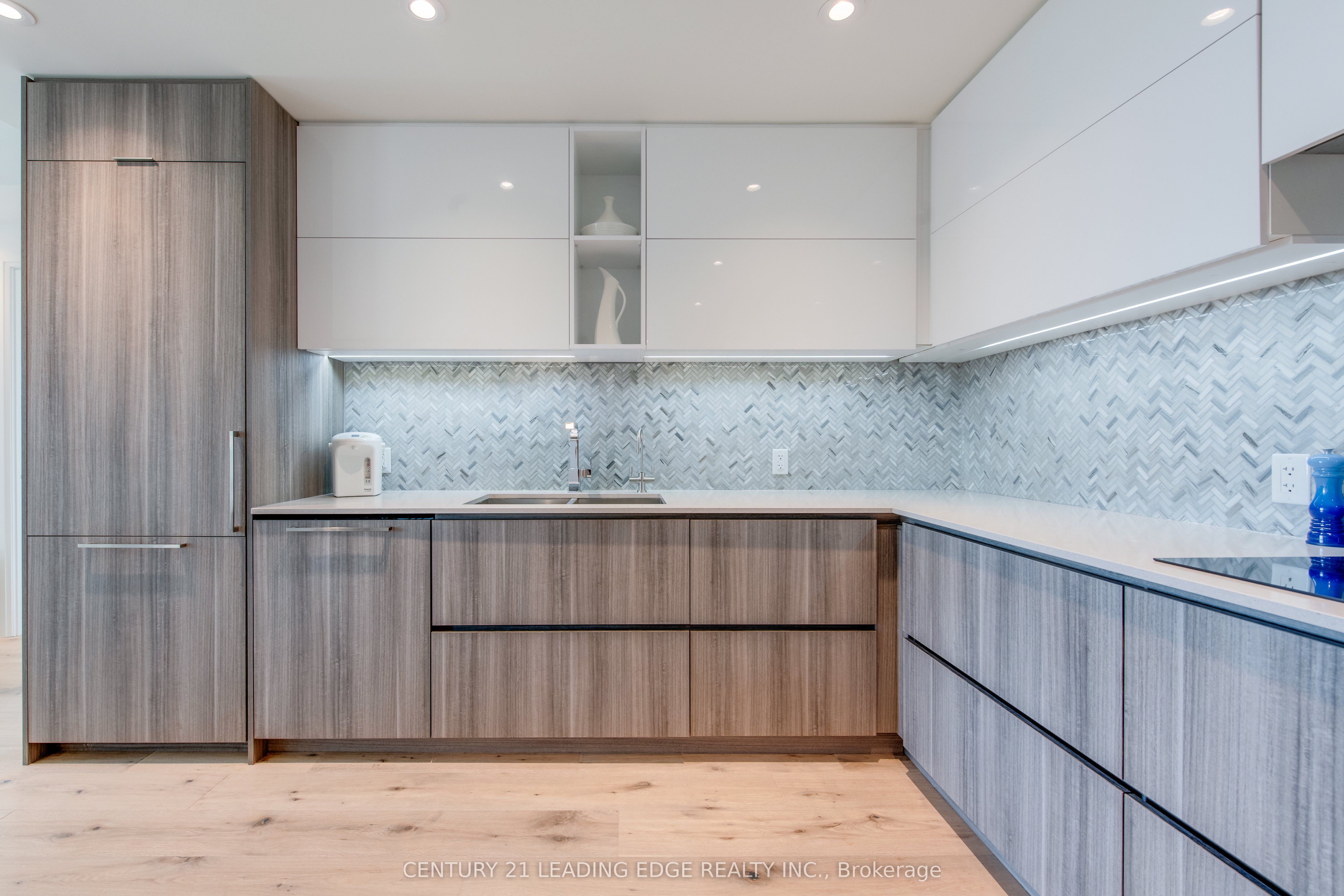 #706 - 151 Avenue Road Property Photo 10