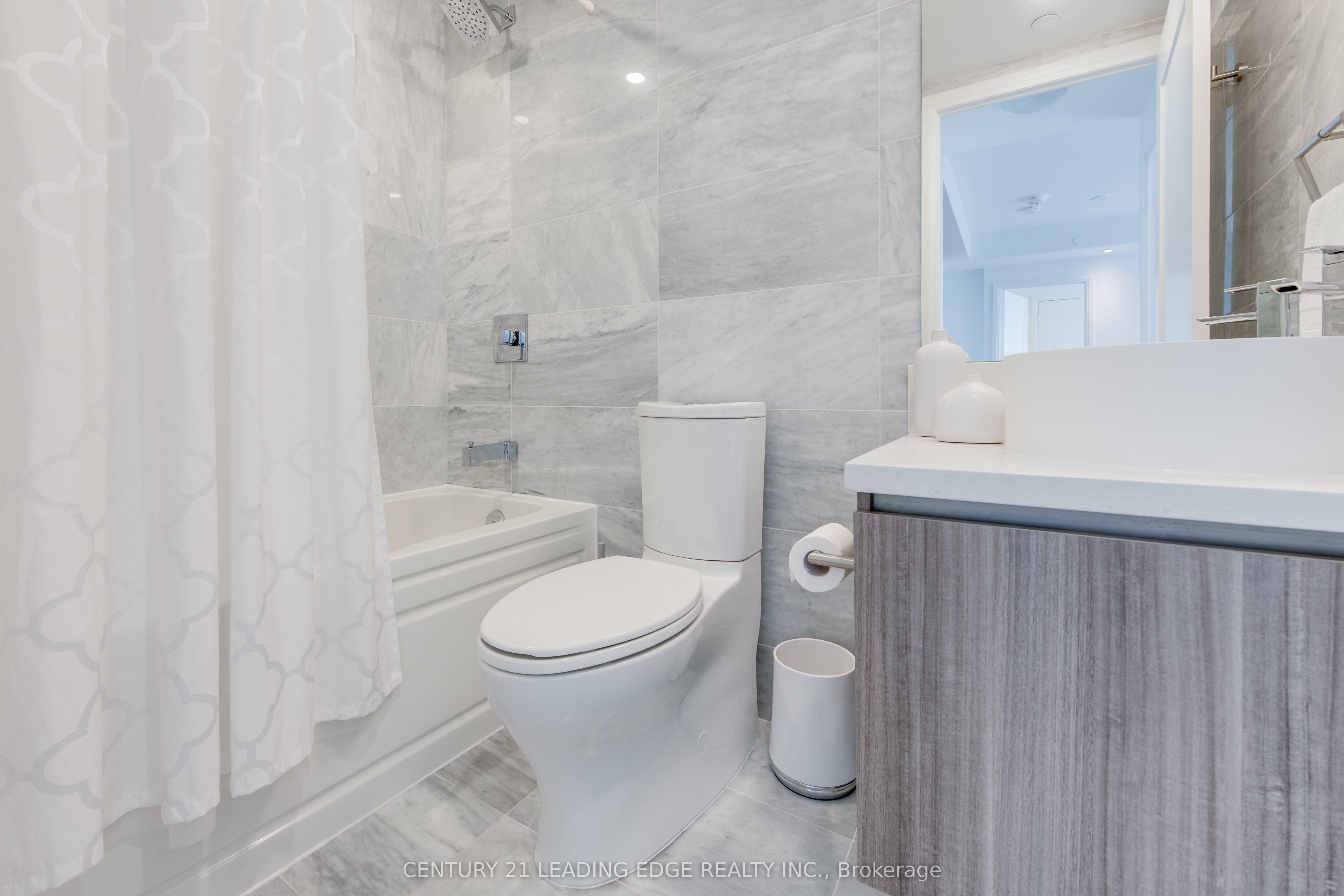 #706 - 151 Avenue Road Property Photo 11