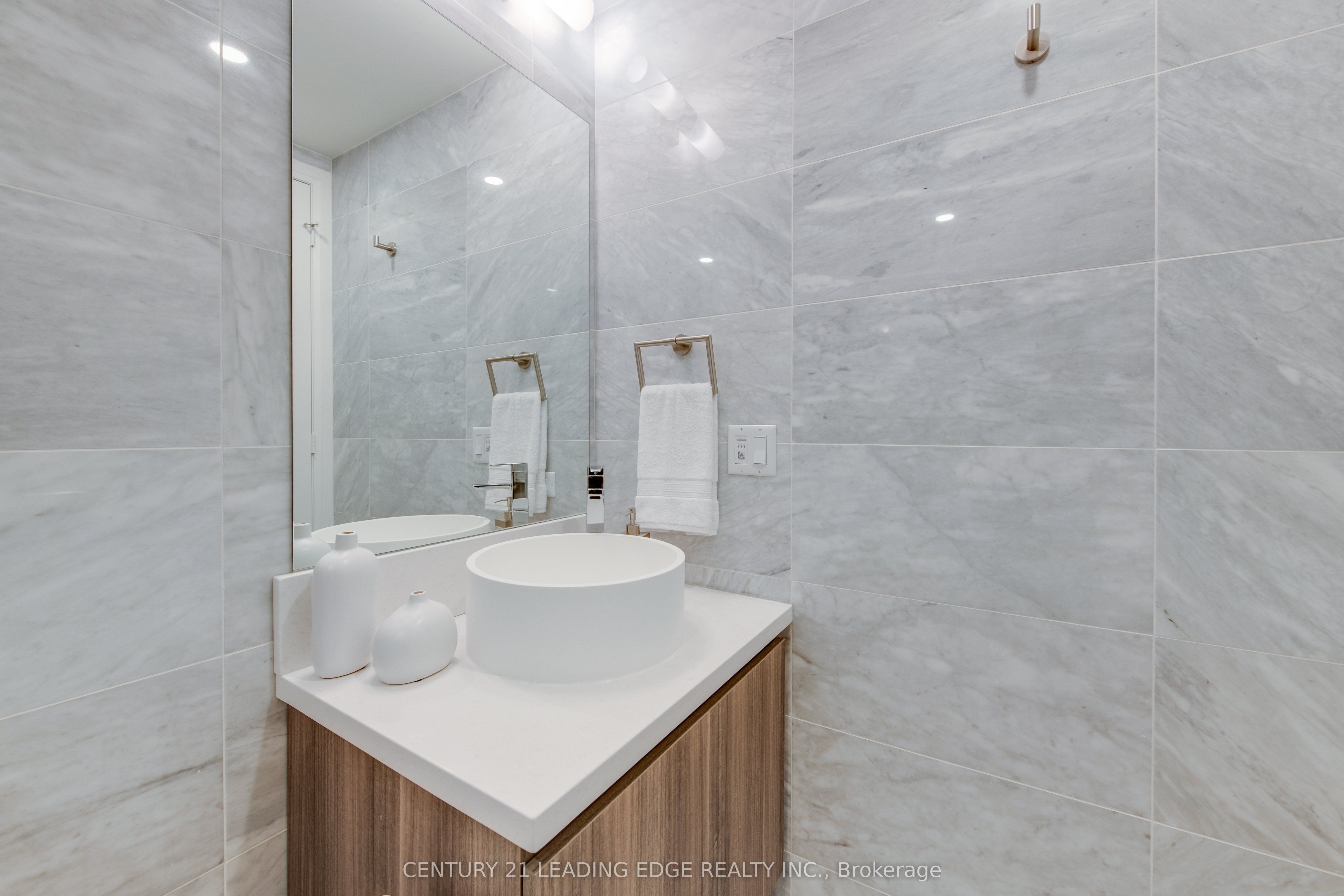 #706 - 151 Avenue Road Property Photo 12