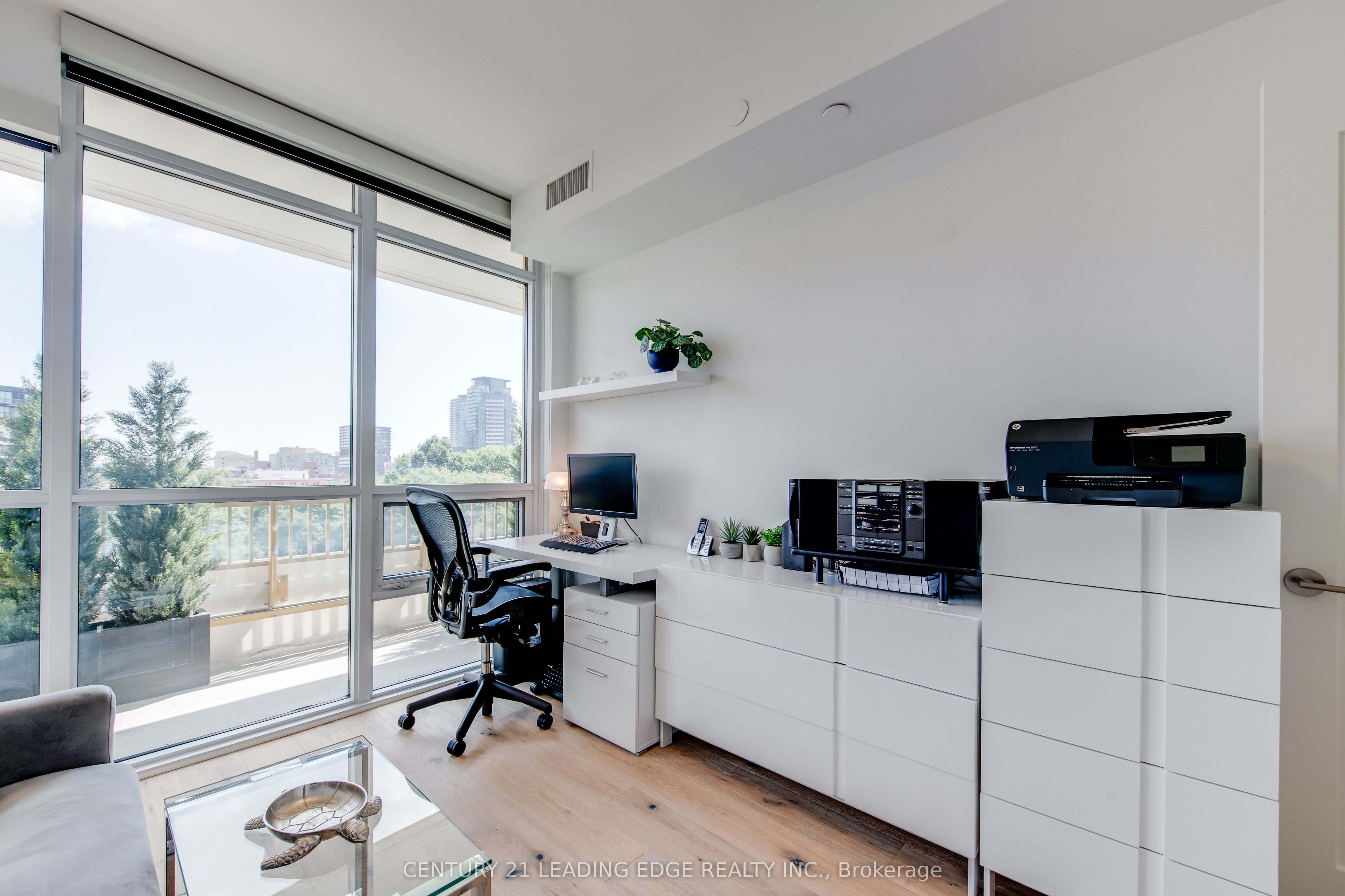 #706 - 151 Avenue Road Property Photo 13