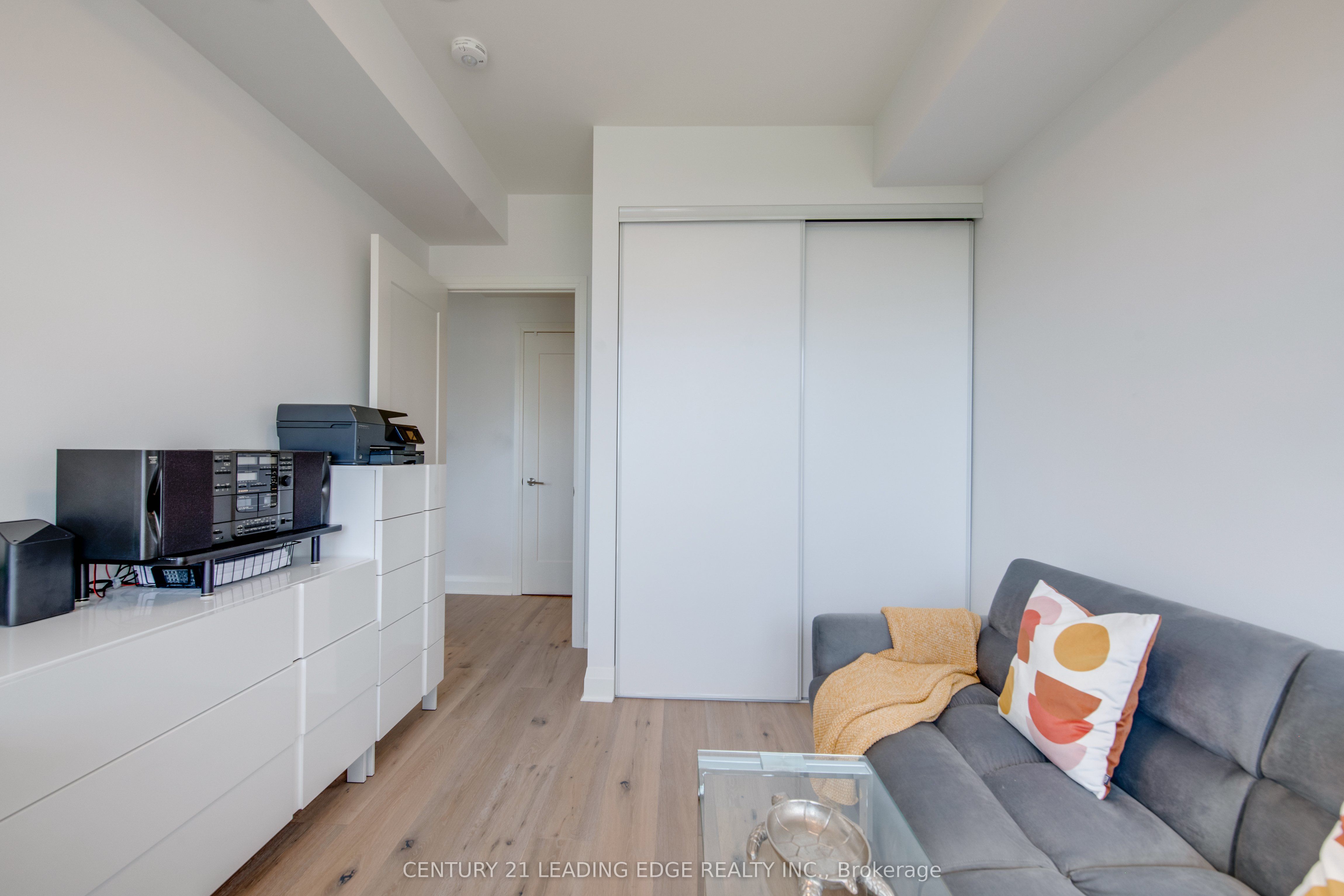 #706 - 151 Avenue Road Property Photo 14