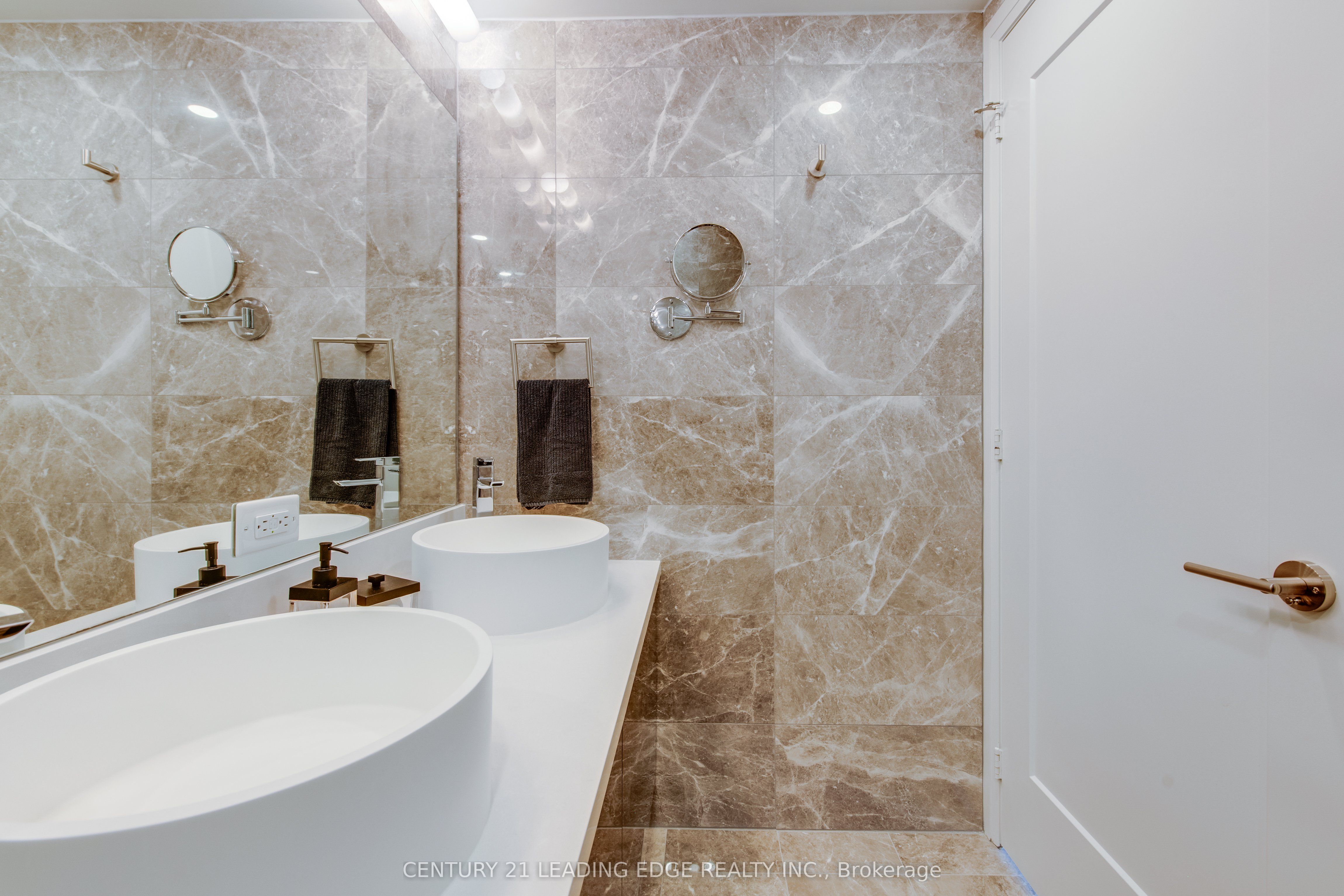 #706 - 151 Avenue Road Property Photo 17