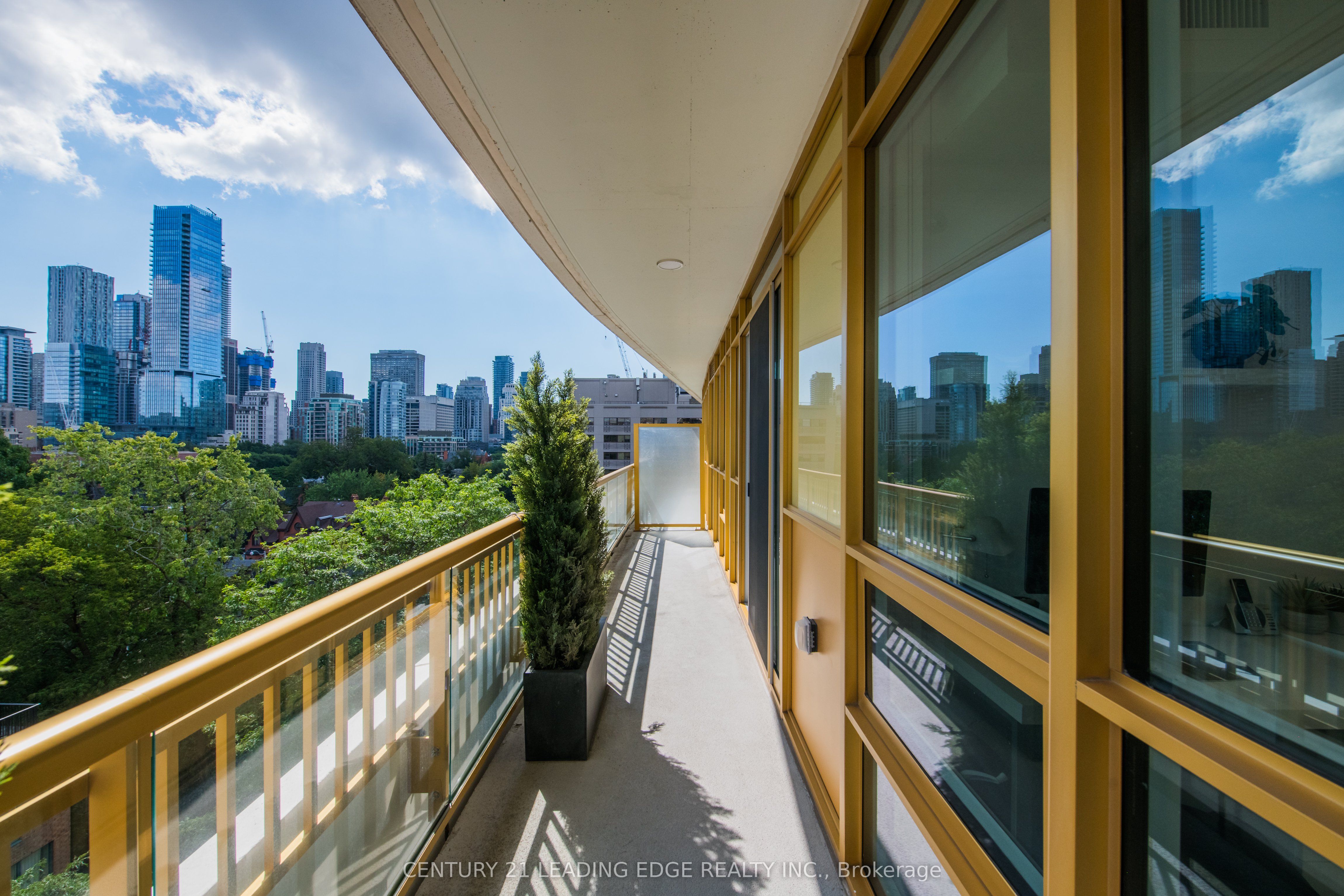 #706 - 151 Avenue Road Property Photo 19