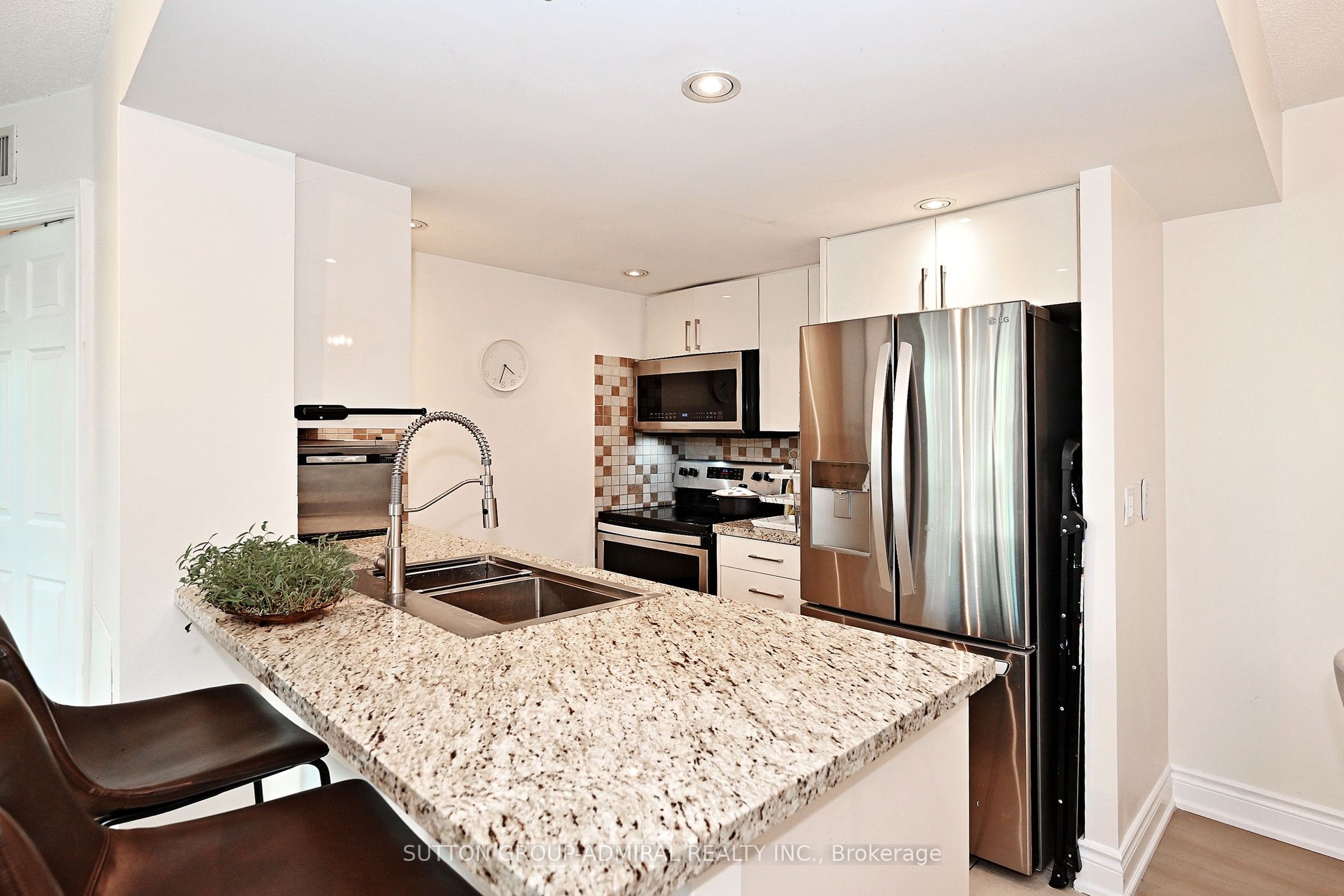15 Greenview Avenue 305 Property Photo 15