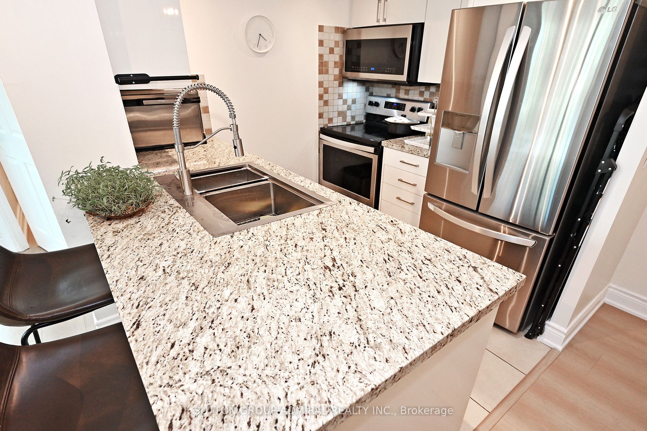 15 Greenview Avenue 305 Property Photo 16