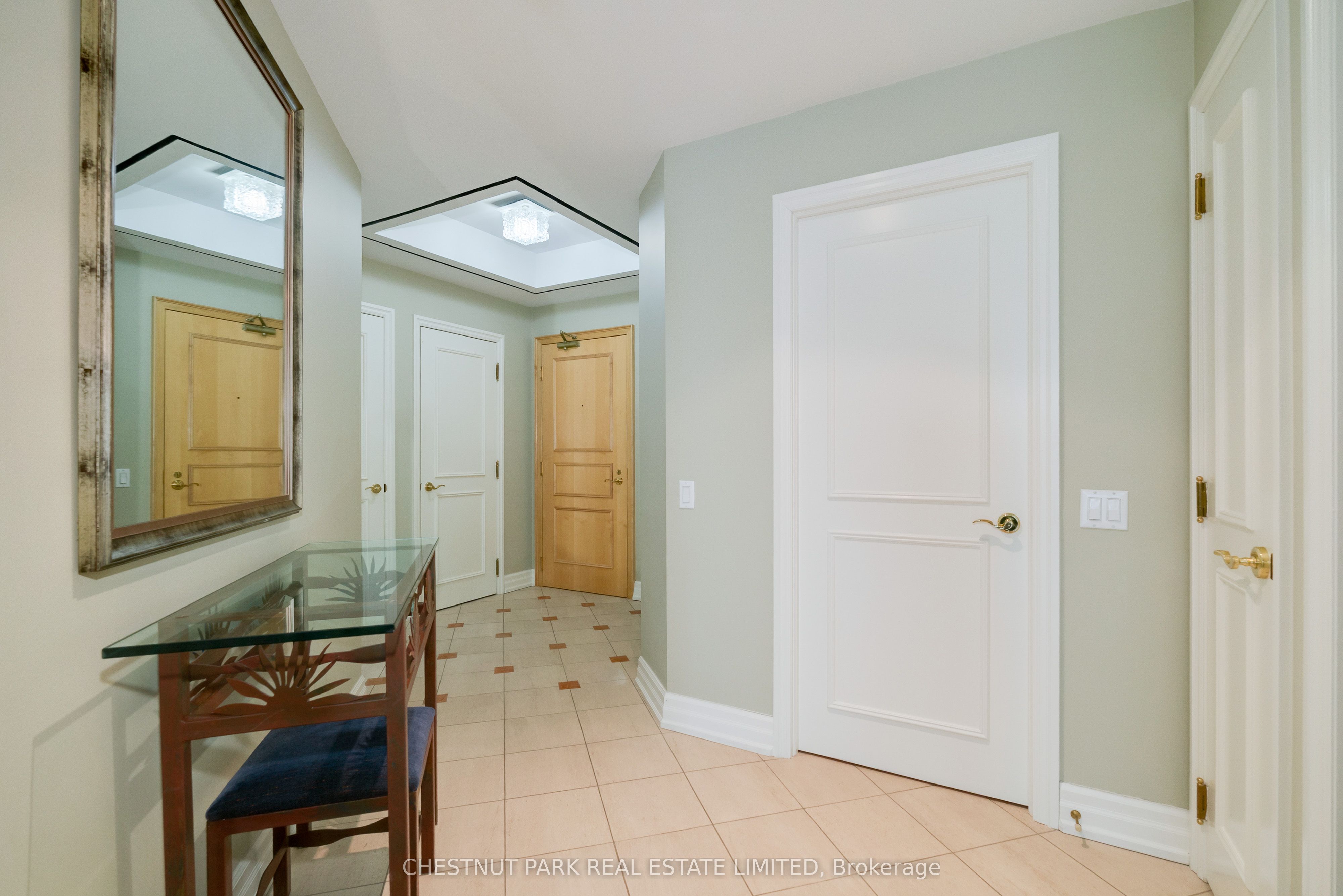 38 Avenue Road 400 Property Photo 2
