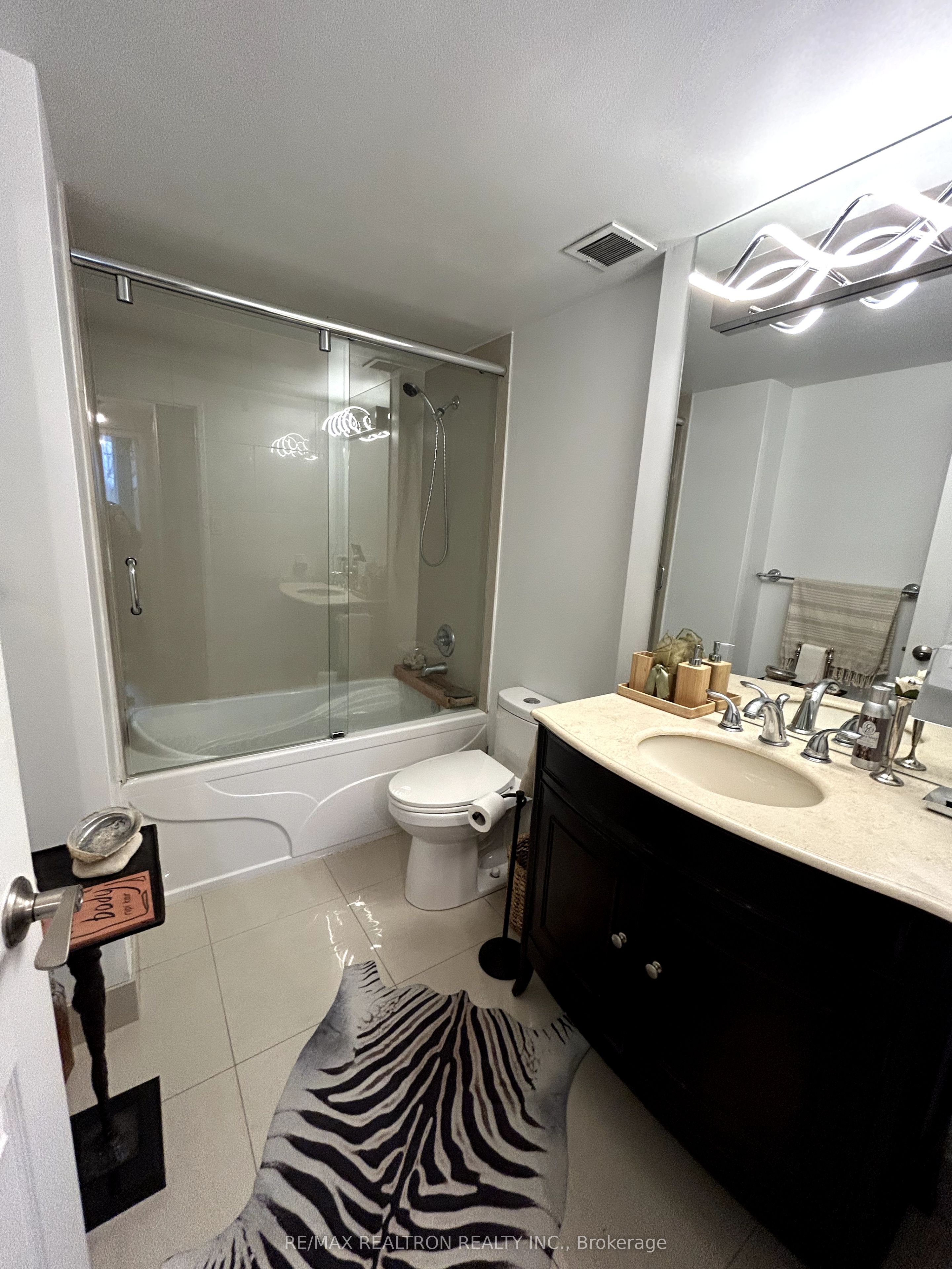 350 Lonsdale Road 614 Property Photo 9