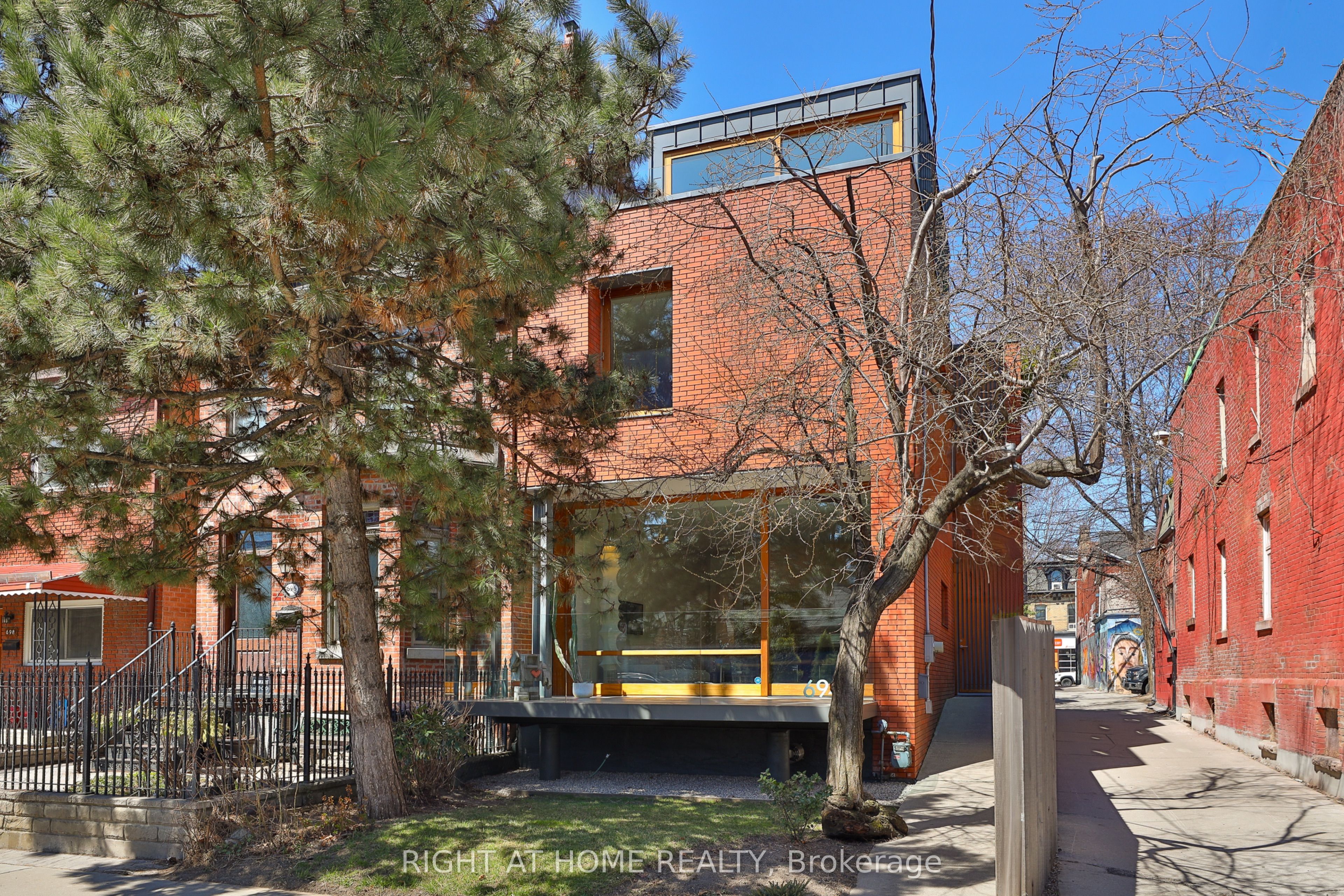 694 Richmond Street W Property Photo 1