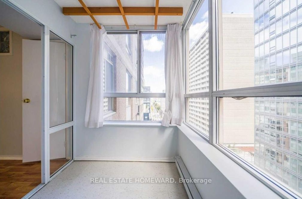 #1413 - 711 Bay Street Property Photo 4