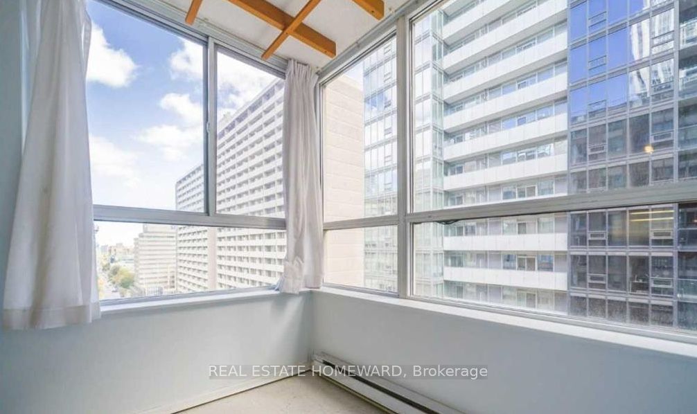 #1413 - 711 Bay Street Property Photo 5