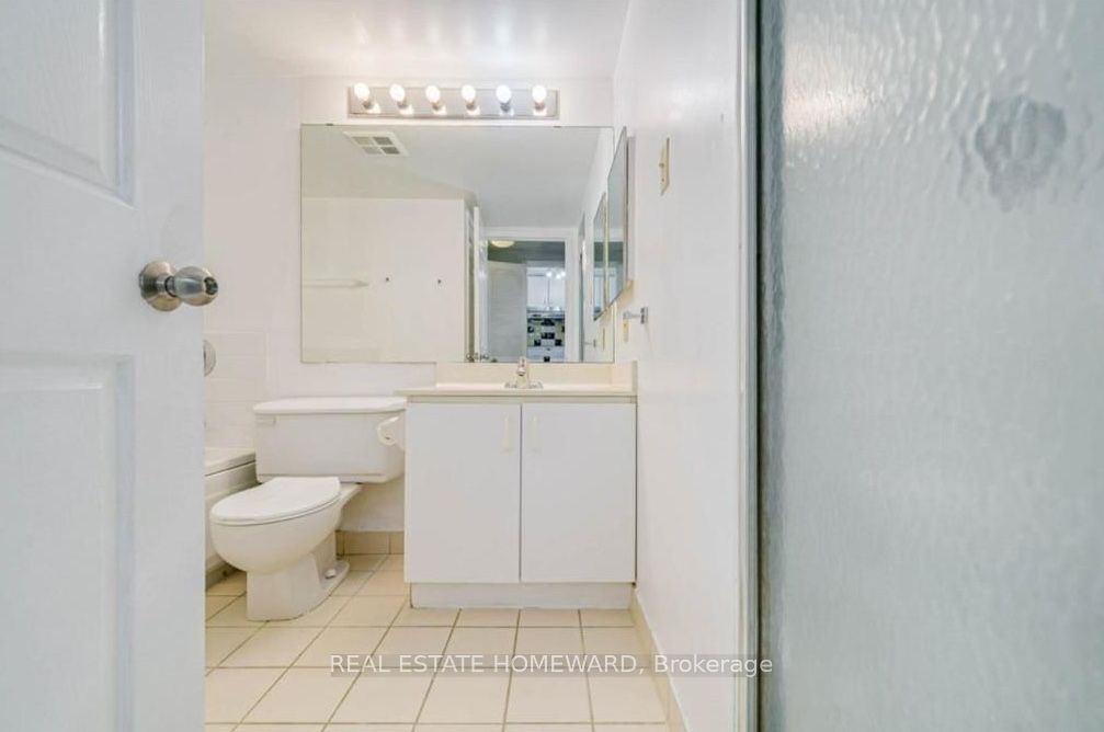 #1413 - 711 Bay Street Property Photo 6