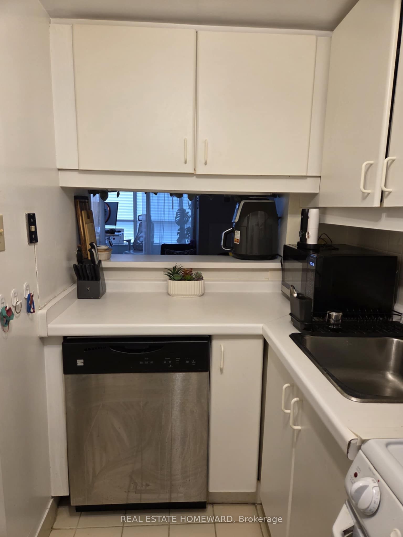 #1413 - 711 Bay Street Property Photo 11