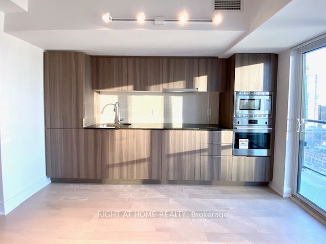 955 Bay Street 2702 Property Photo 5
