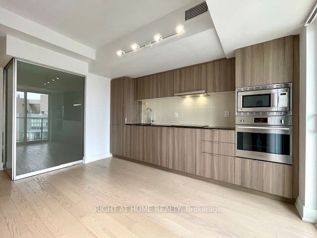 955 Bay Street 2702 Property Photo 6