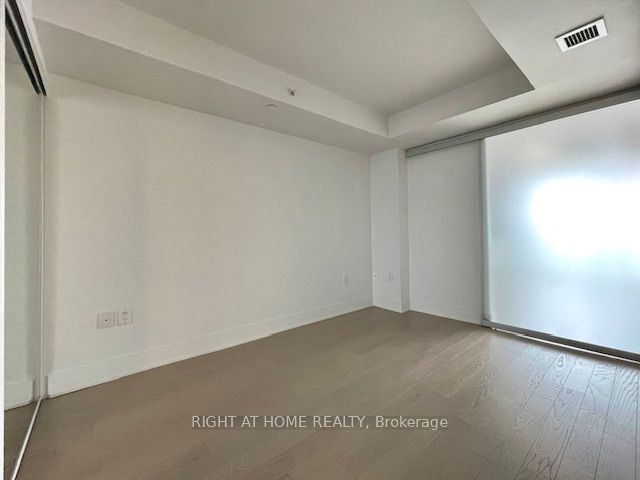 955 Bay Street 2702 Property Photo 8