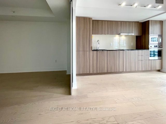 955 Bay Street 2702 Property Photo 11