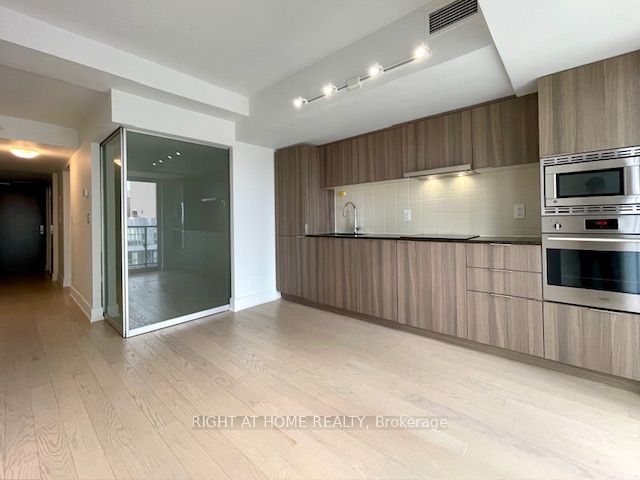 955 Bay Street 2702 Property Photo 12