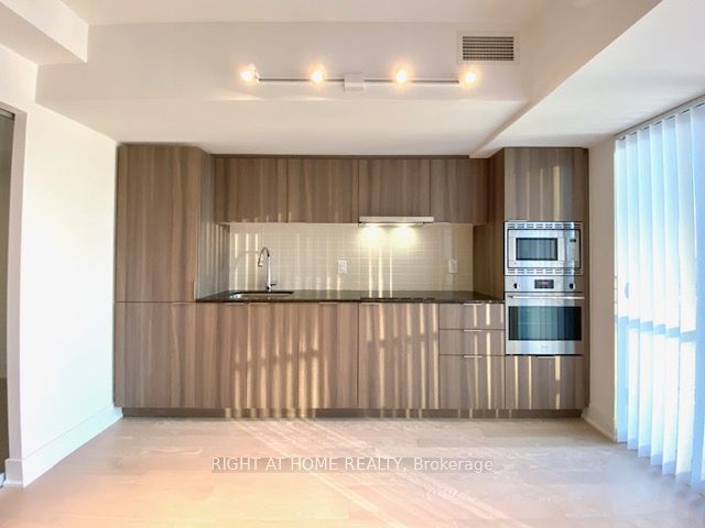 955 Bay Street 2702 Property Photo 39