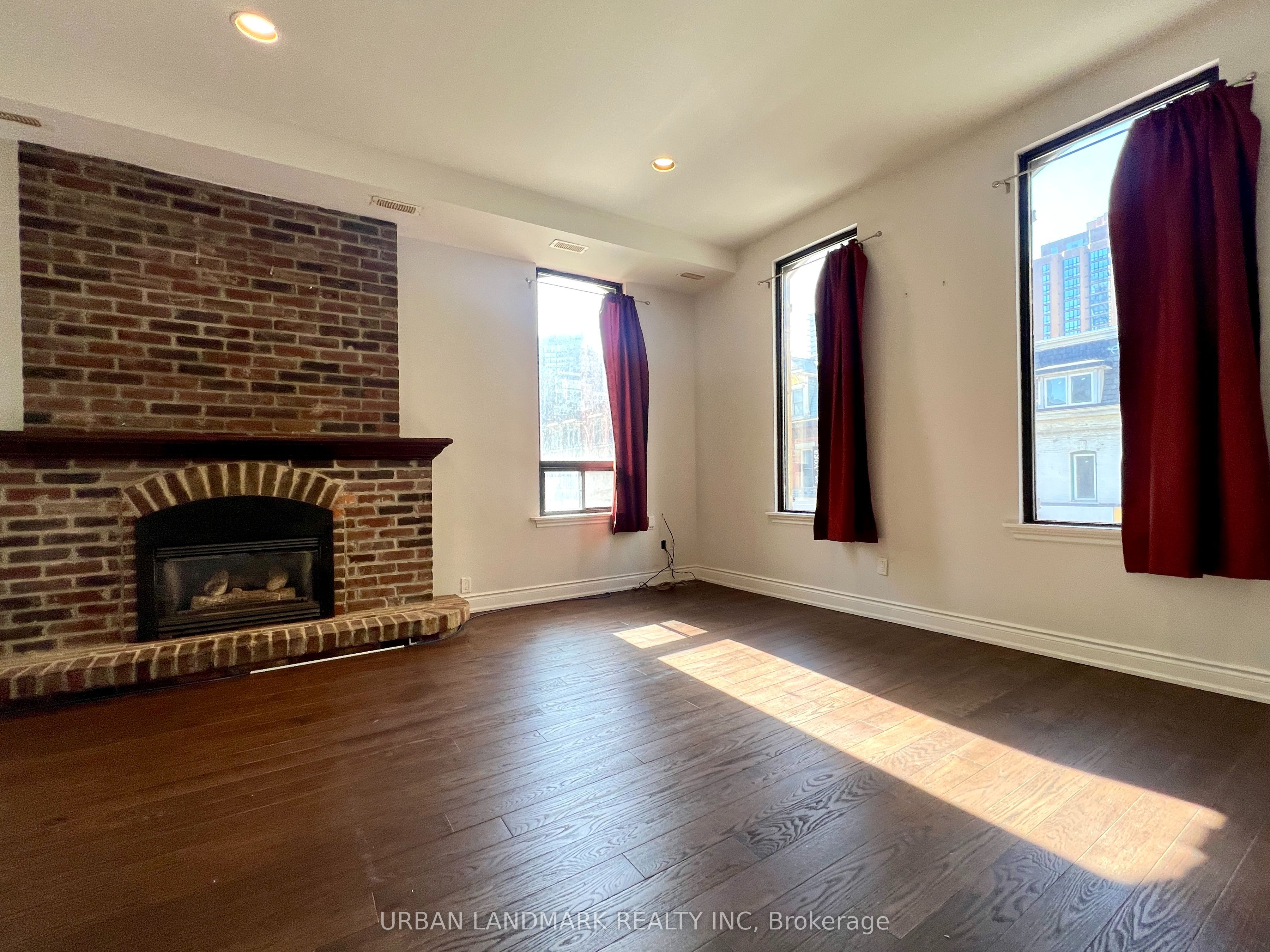 #200 - 639 Yonge Street Property Photo 1