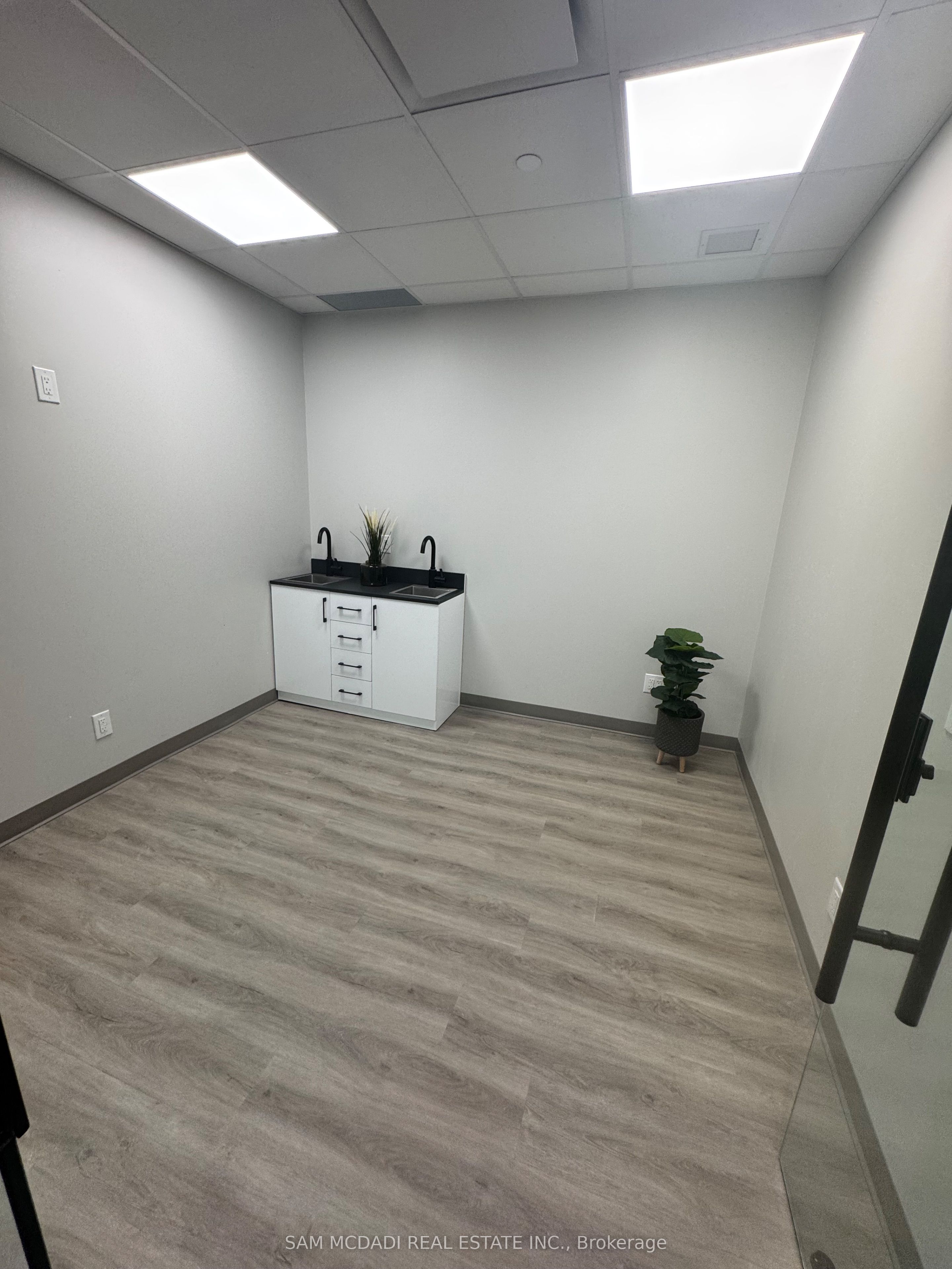 #109 - 614 Fleet Street Property Photo 12
