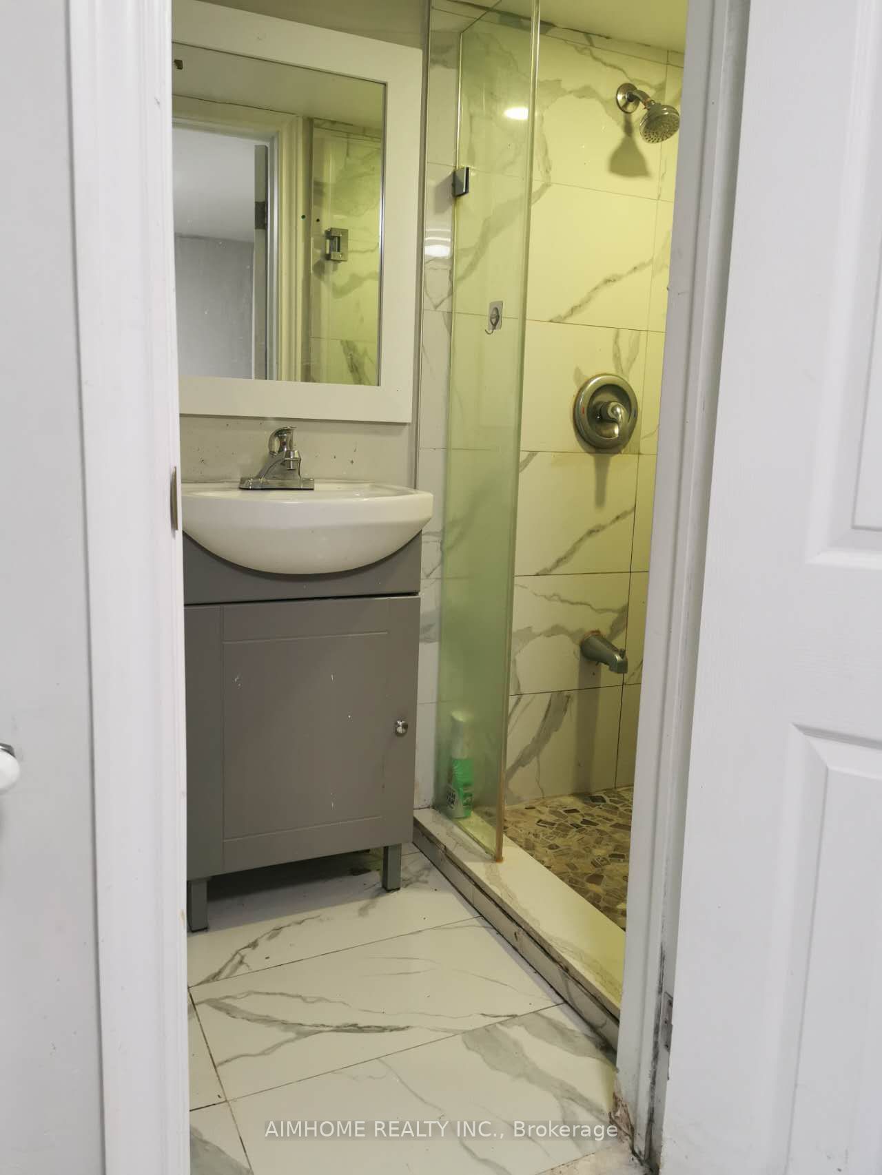 253 Palmerston Avenue Basement Ensuite Room Property Photo 3