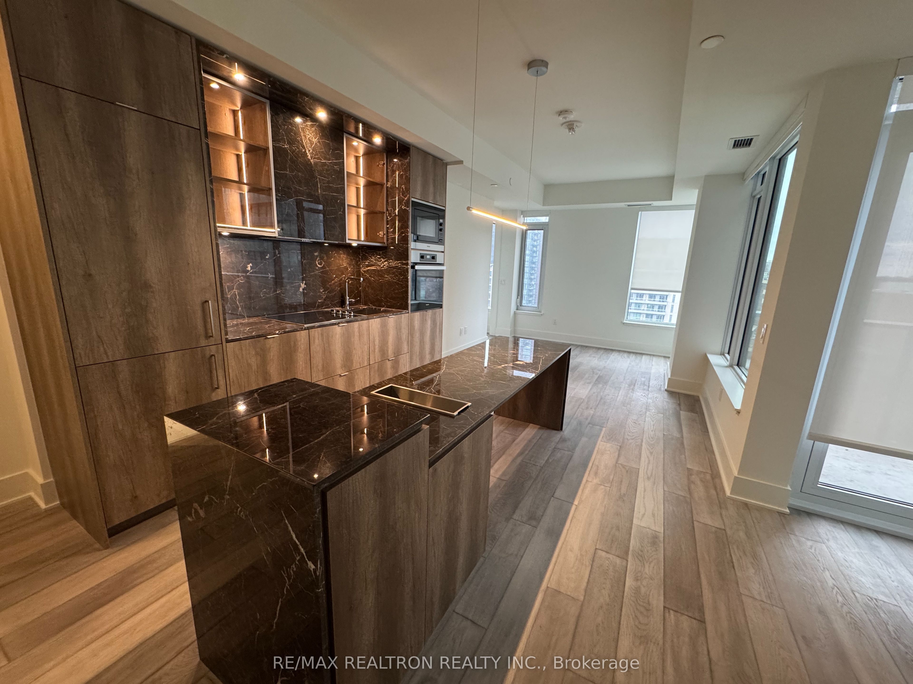 #1105 - 11 Yorkville Avenue Property Photo 1