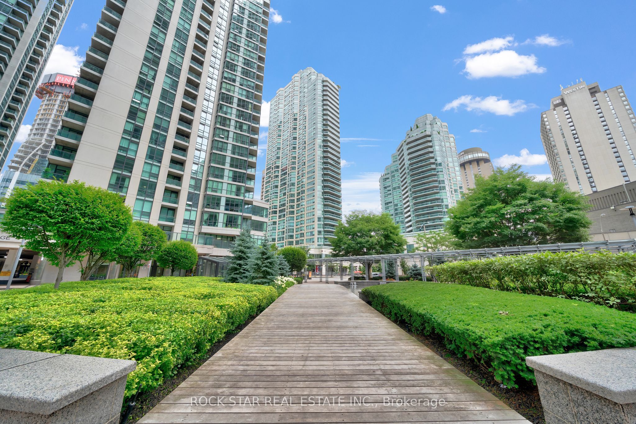 #905 - 18 Harbour Street Property Photo 1