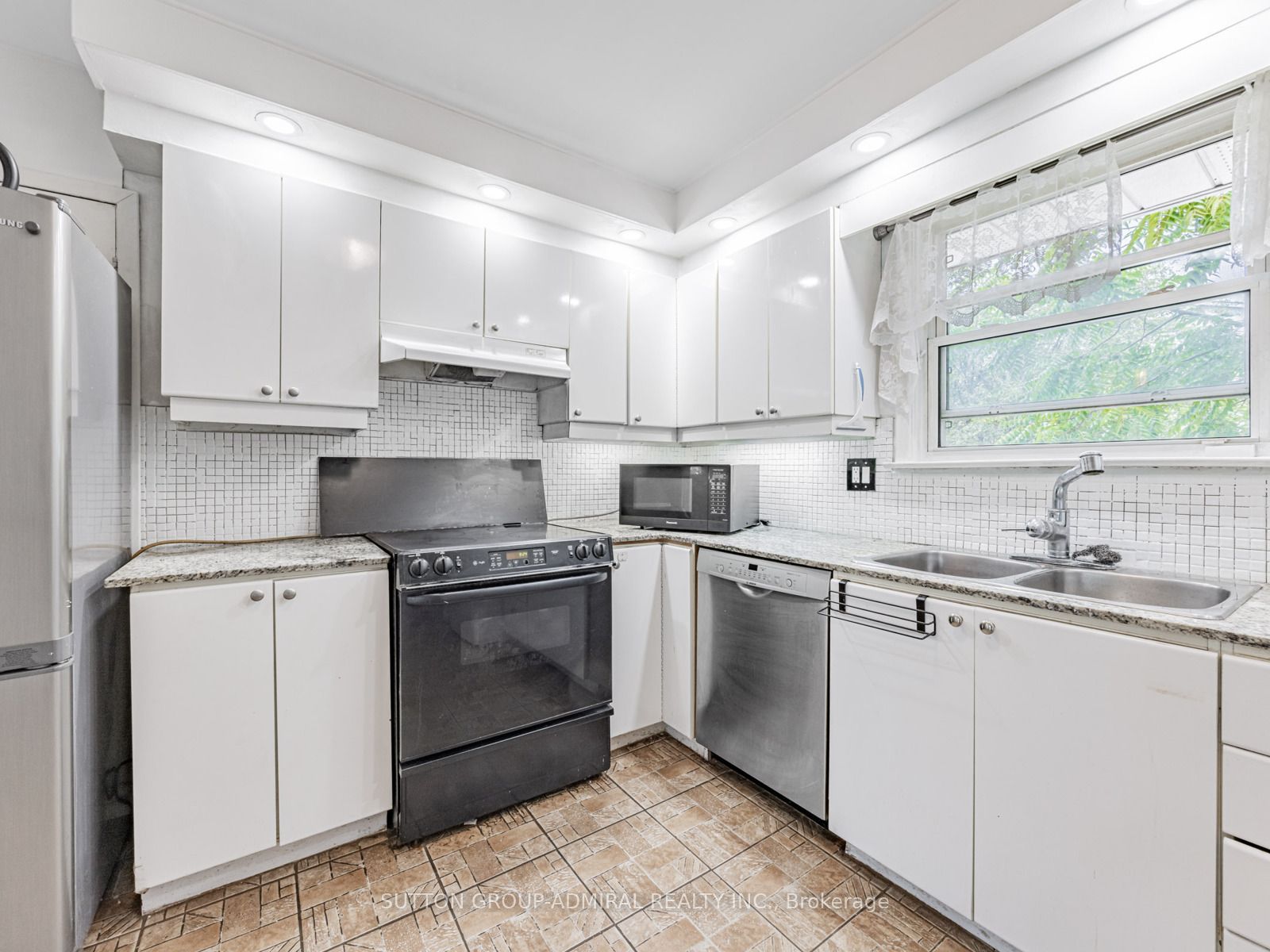 270 Fisherville Road Upper Property Photo 8