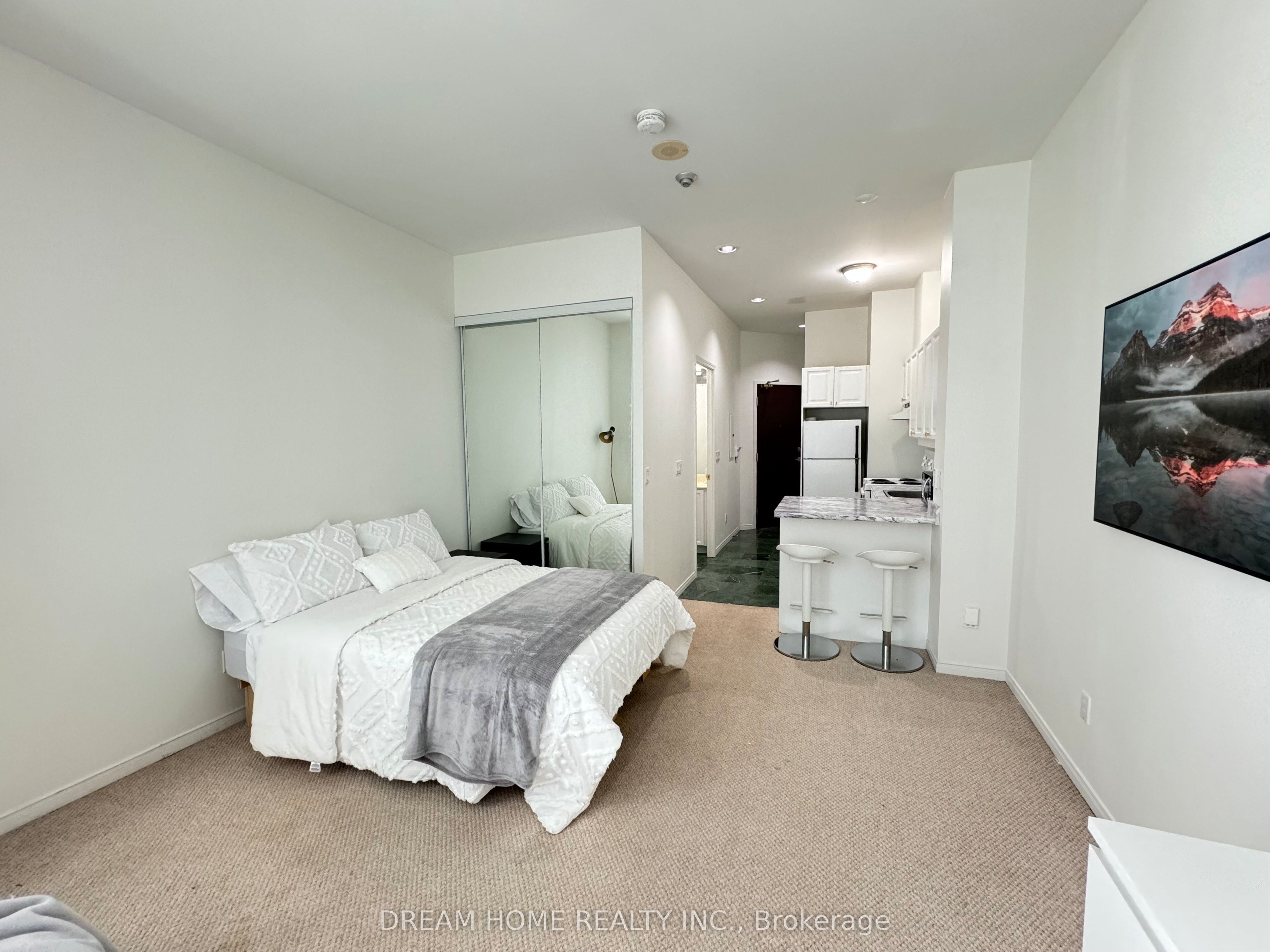 #1709 - 7 King Street Property Photo 1