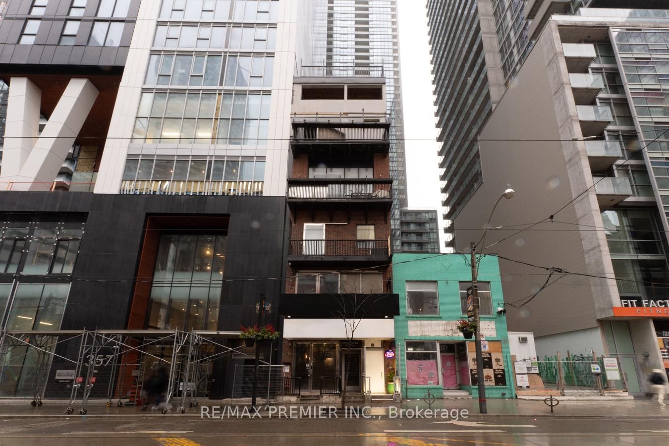 #Main Floor - 365 King Street Property Photo 1