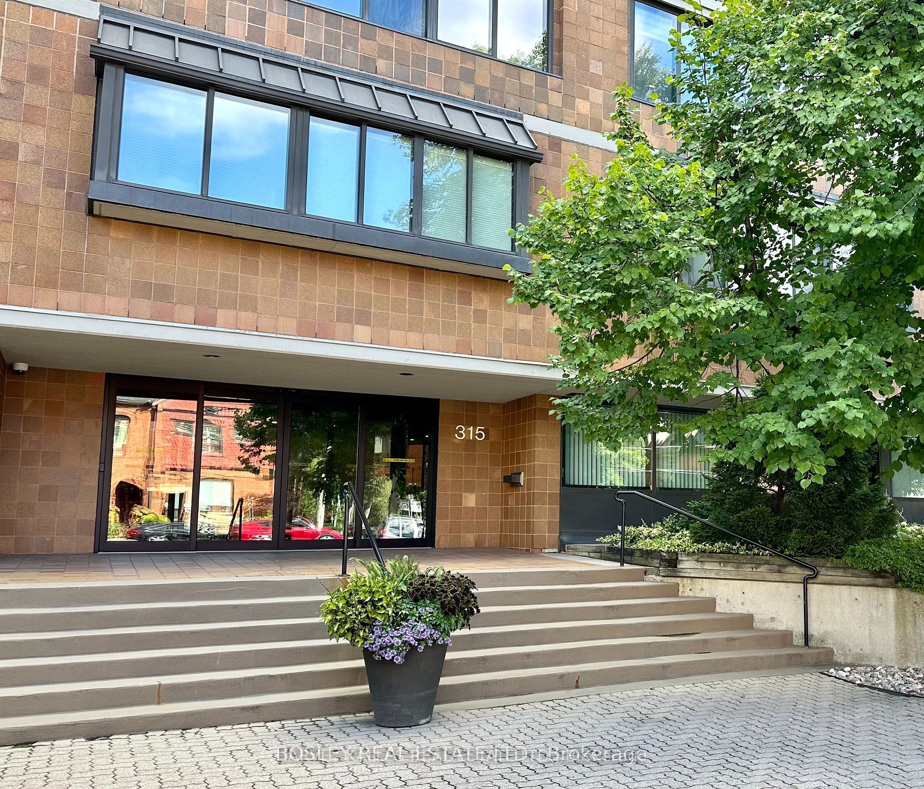 #5 - 315 Avenue Road Property Photo 3