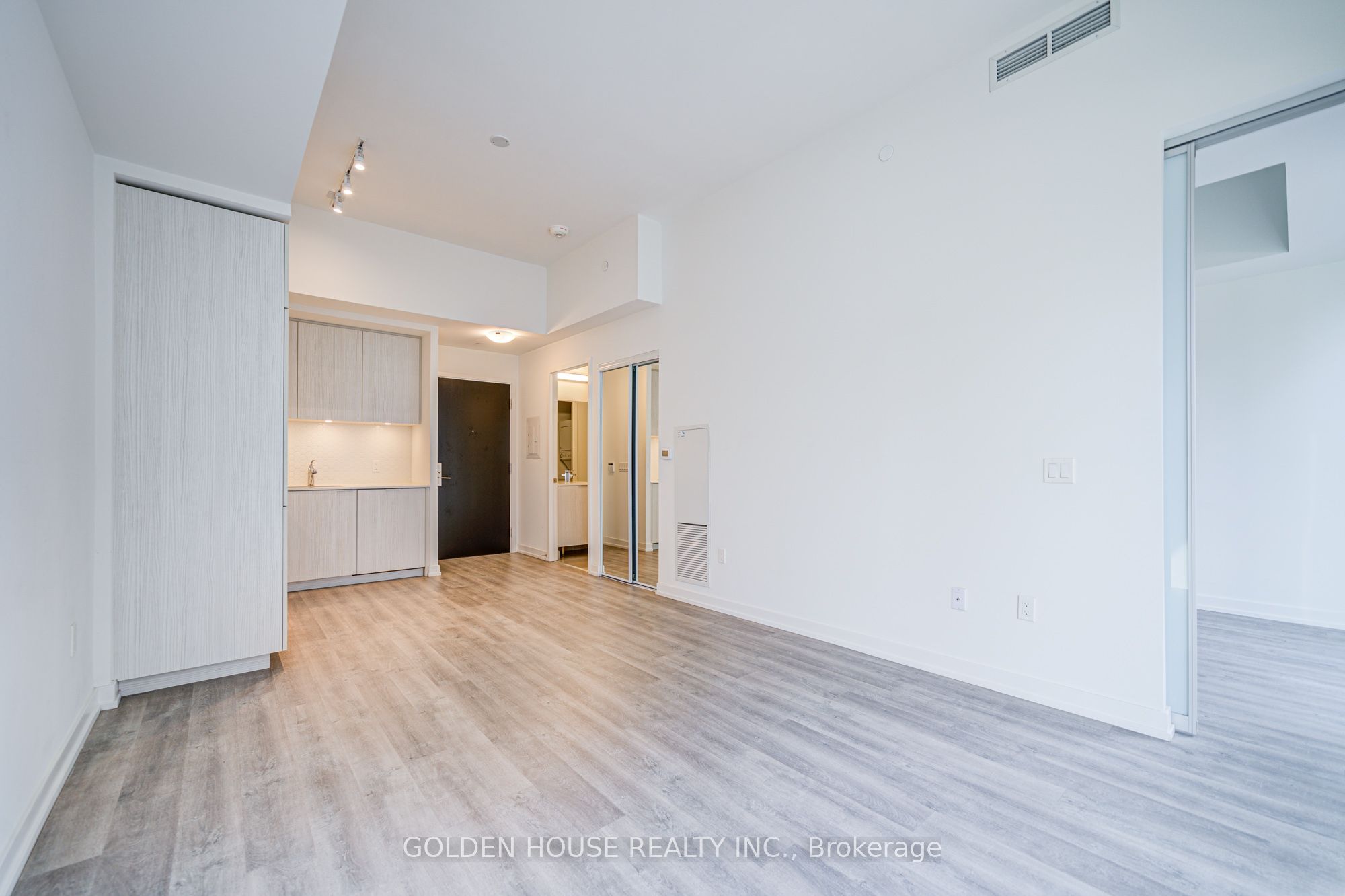 #708 - 158 Front Street Property Photo 22