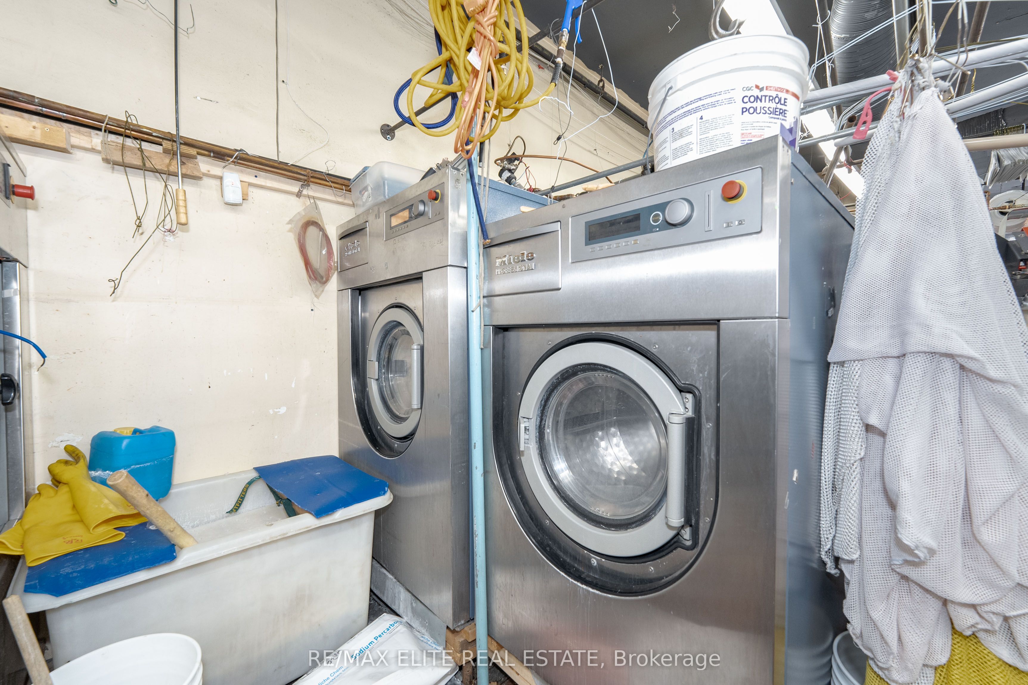544 Eglinton Avenue Property Photo 9