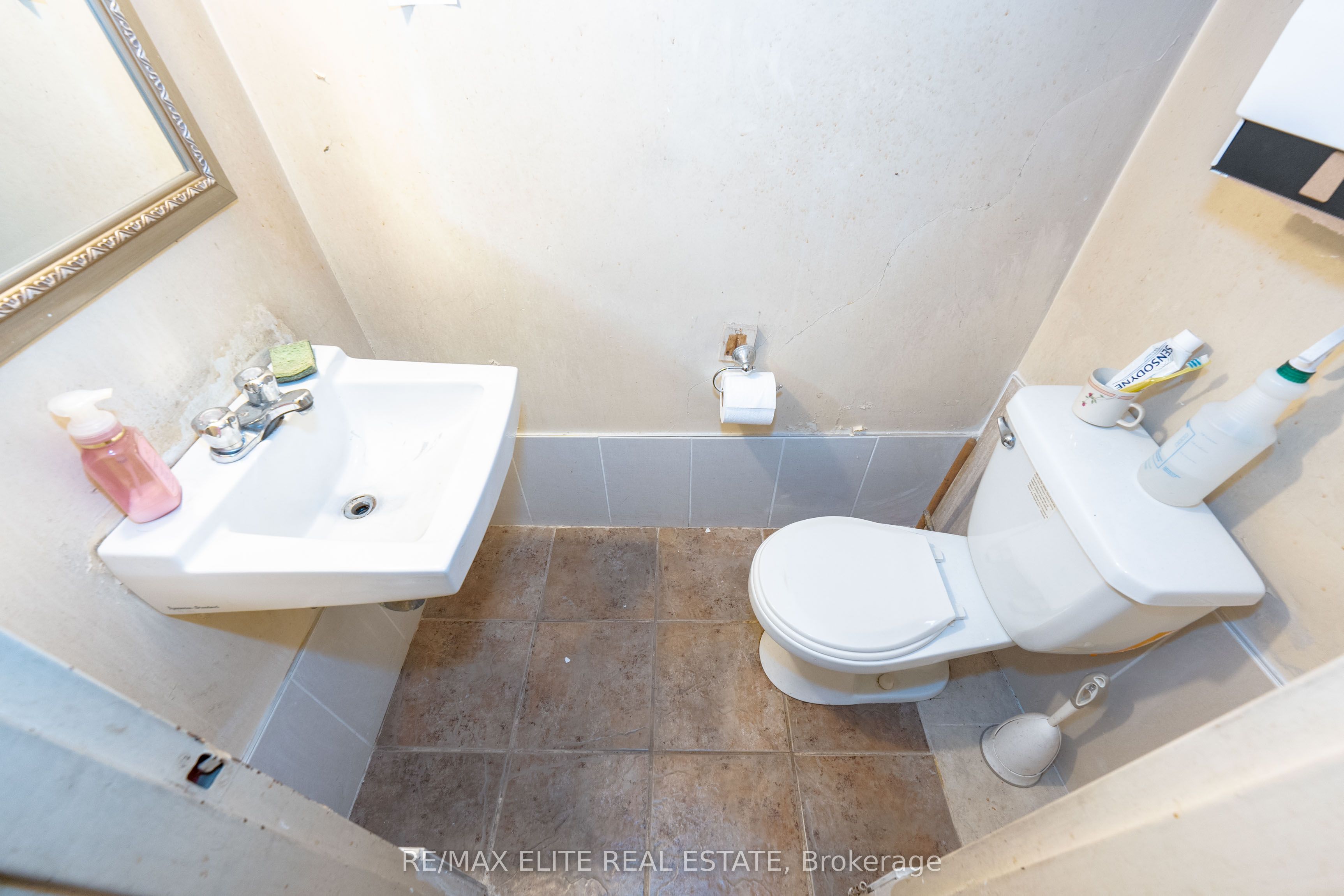 544 Eglinton Avenue Property Photo 27