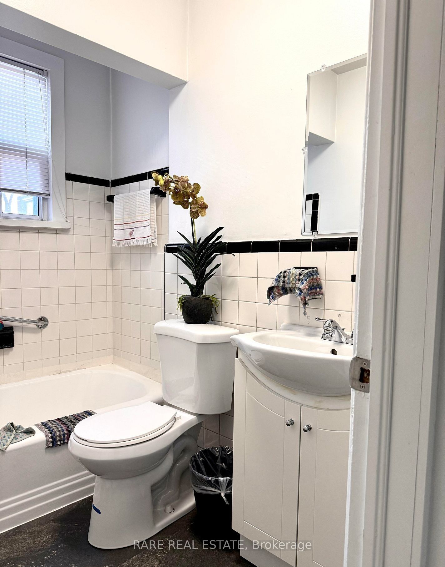 #unit B - 998 Eglinton Avenue Property Photo 5