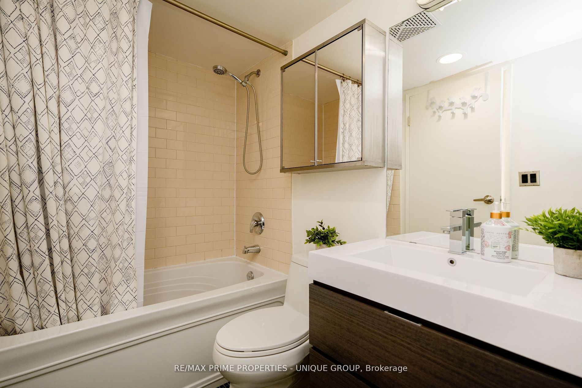 #923 - 388 Richmond Street Property Photo 24
