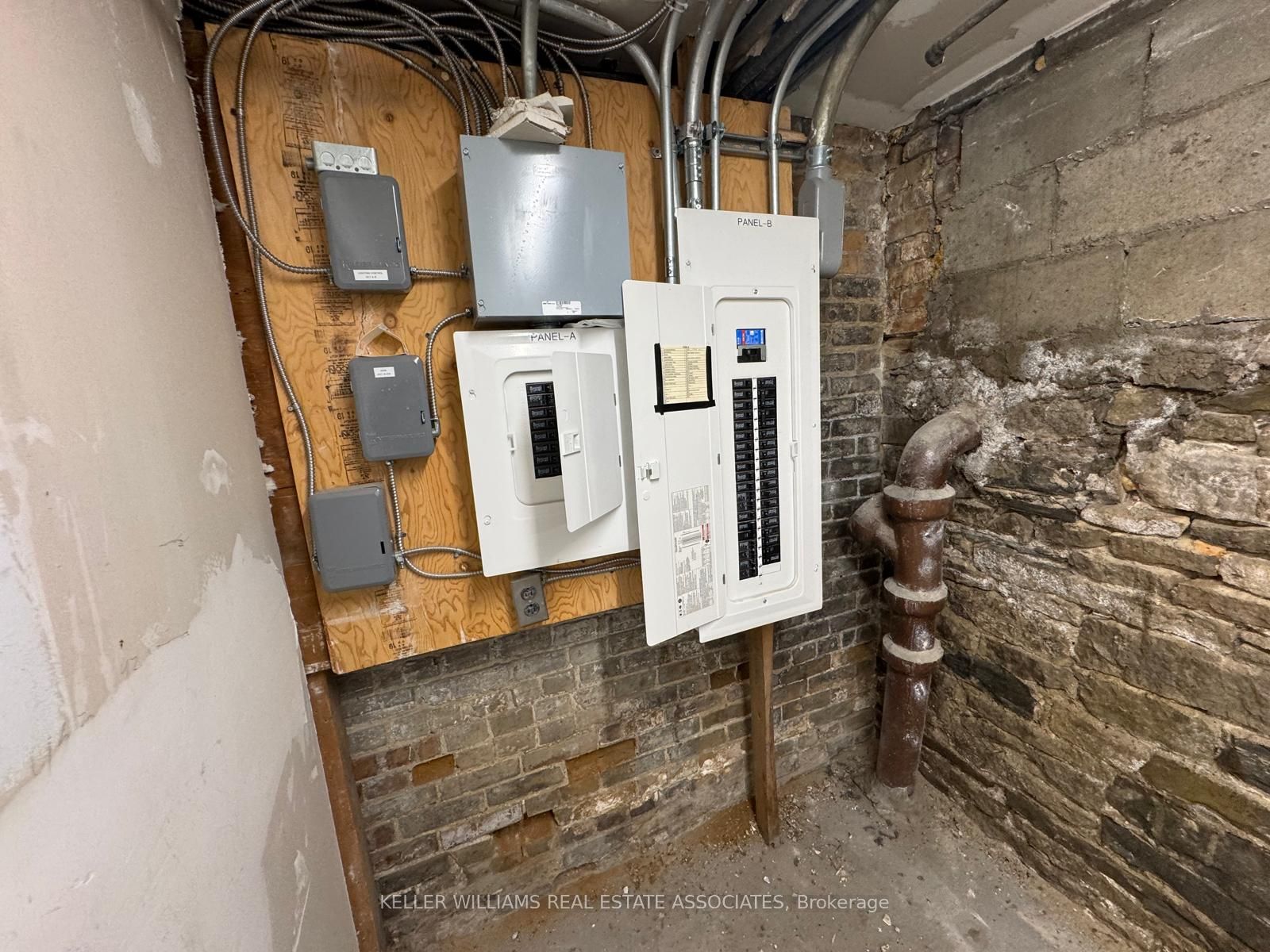 1180 Queen Street Property Photo 9