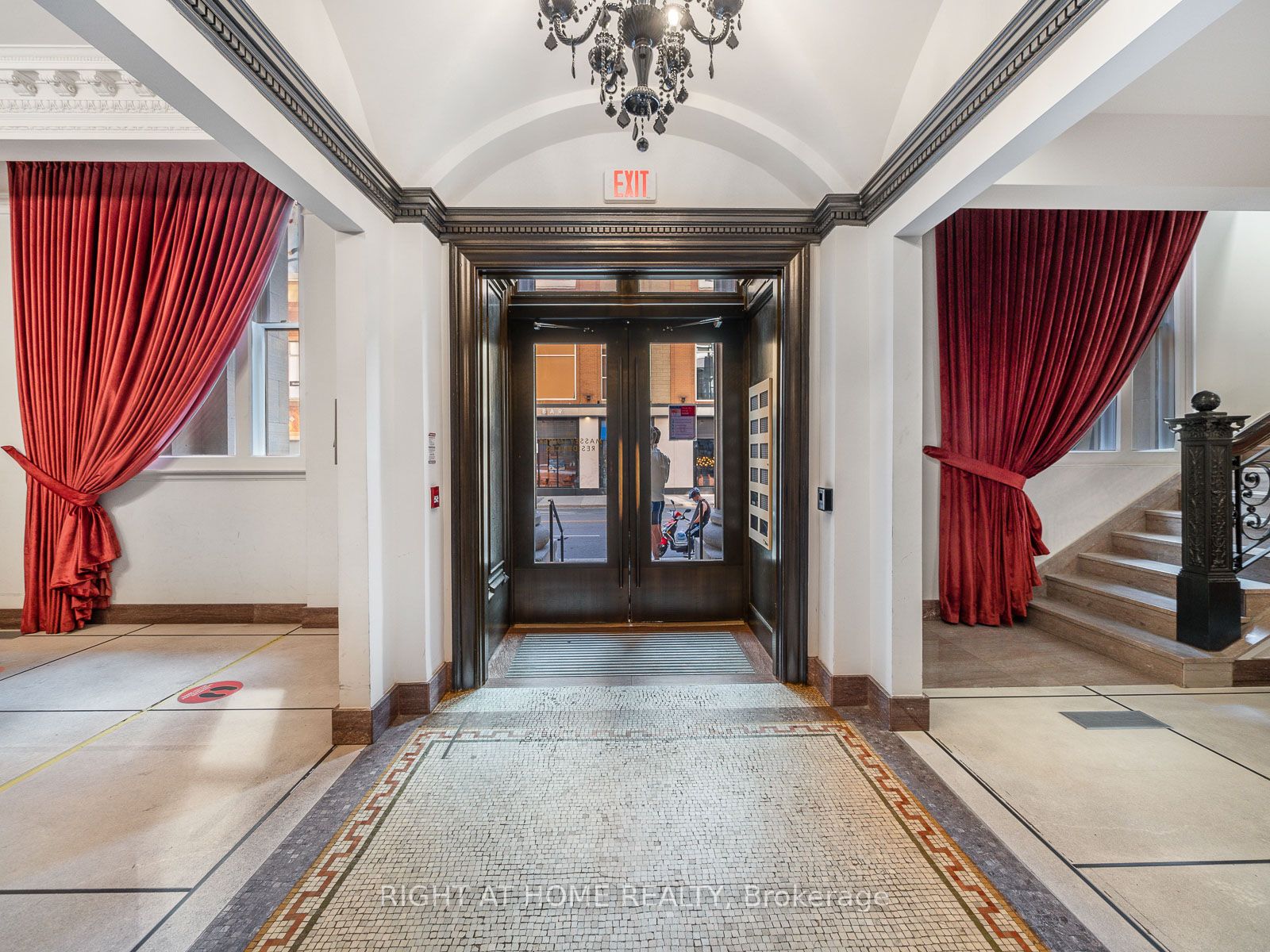 197 Yonge Street 5607 Property Photo 4
