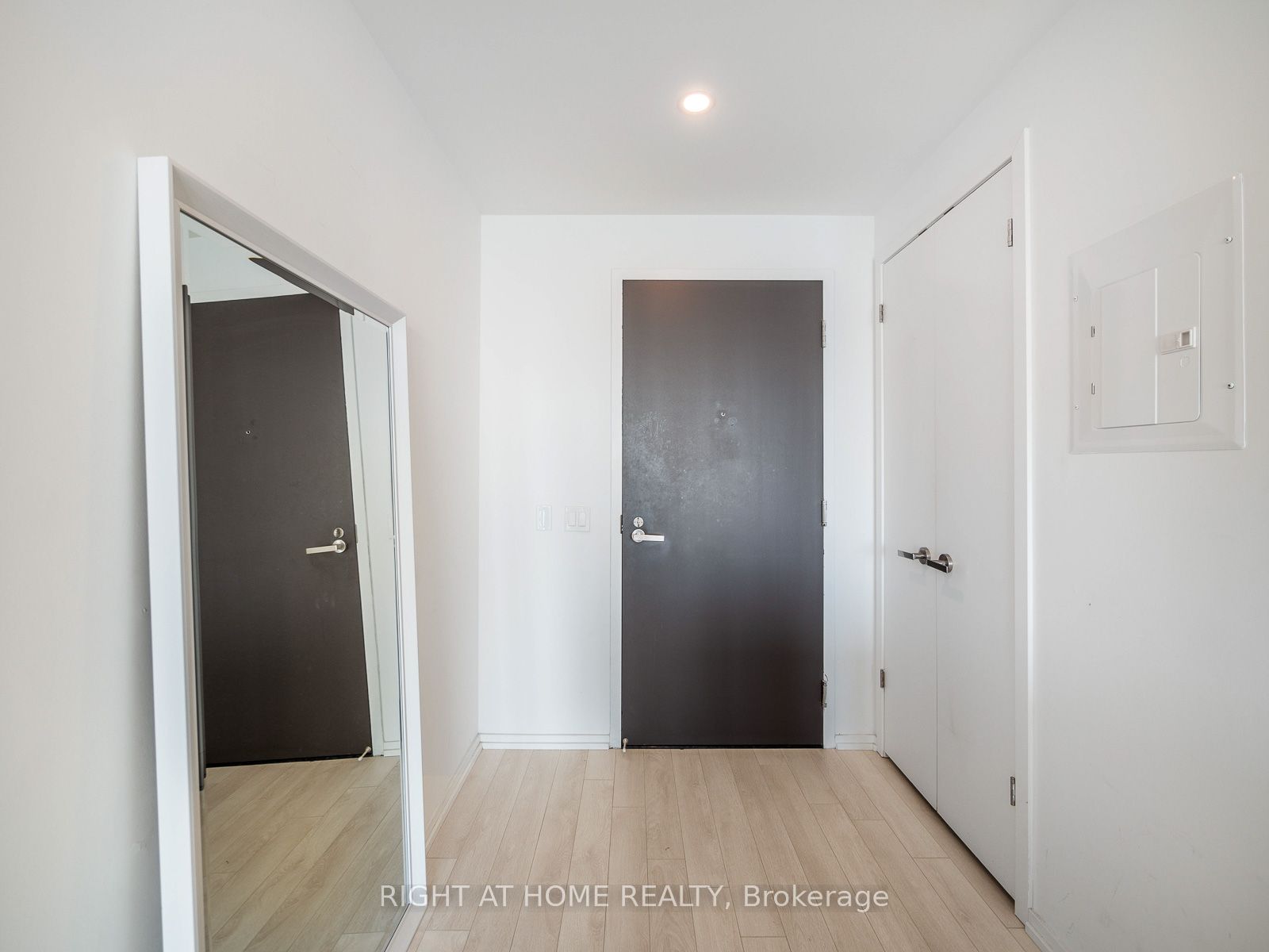 197 Yonge Street 5607 Property Photo 8