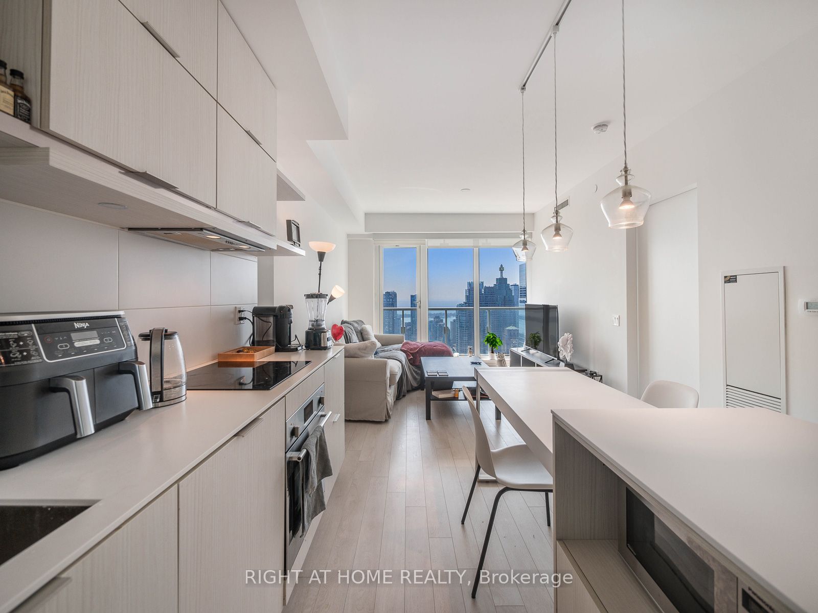 197 Yonge Street 5607 Property Photo 11