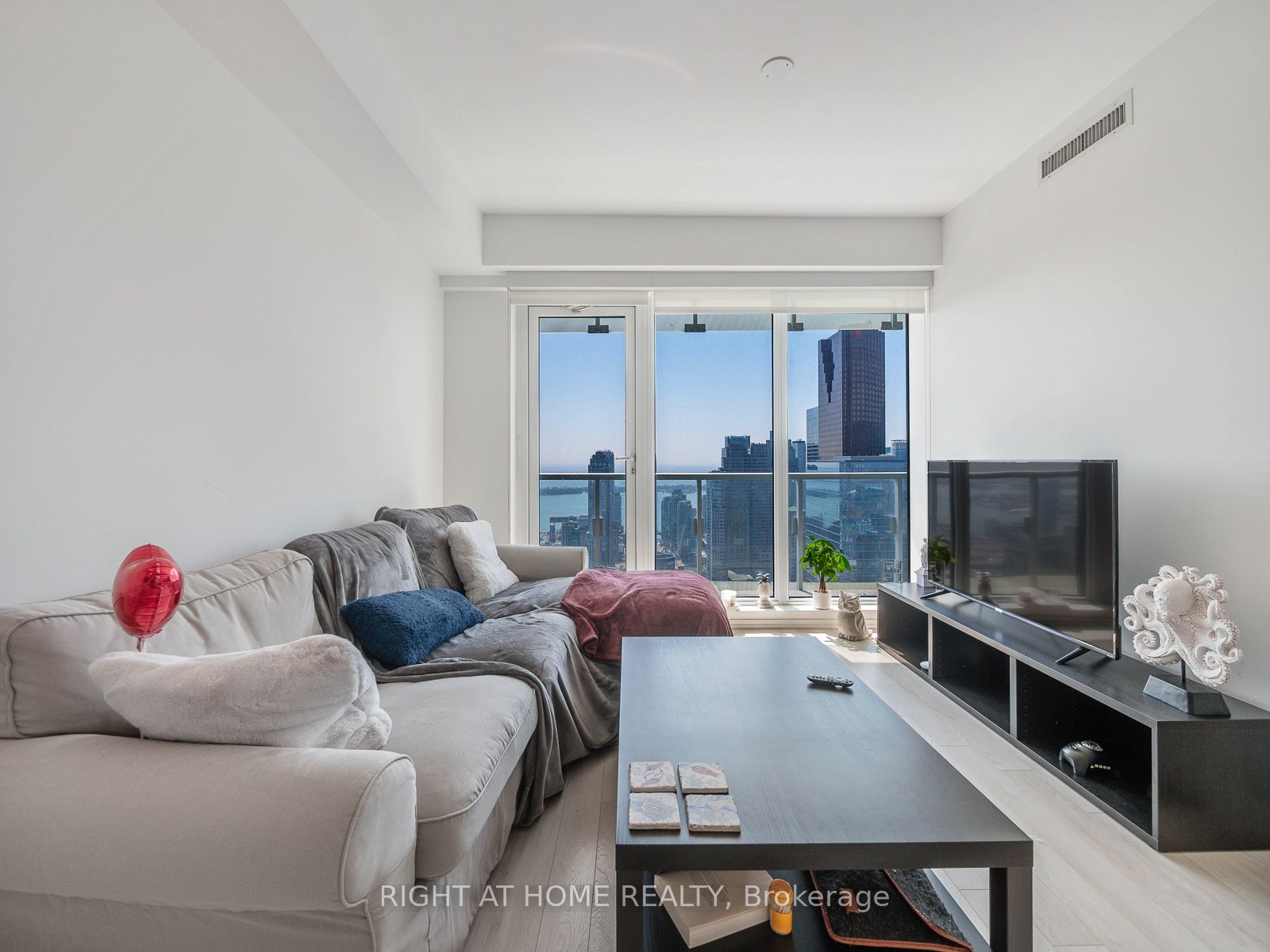 197 Yonge Street 5607 Property Photo 16
