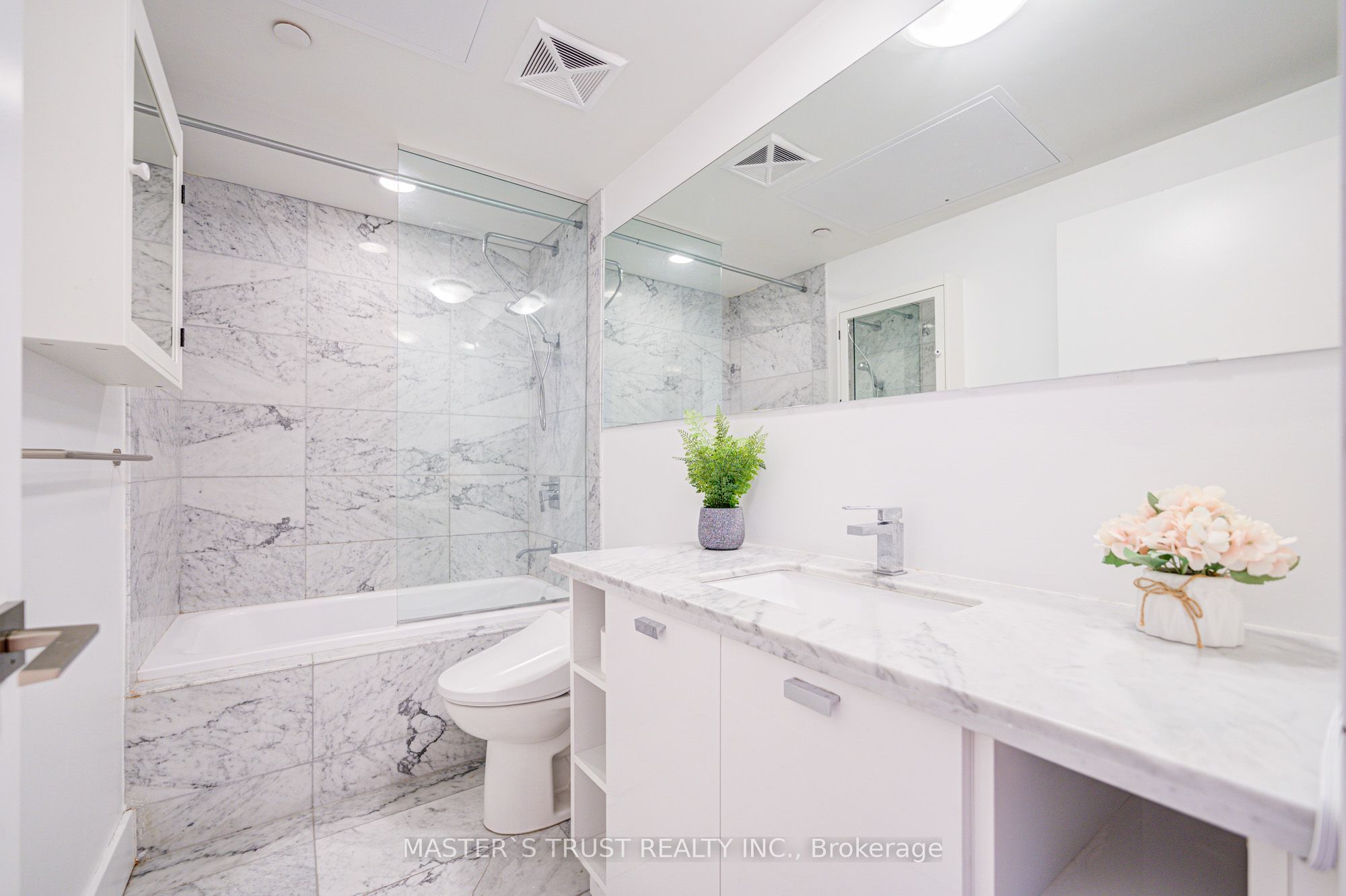 #416 - 32 Davenport Road Property Photo 11