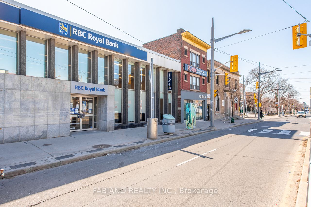944 St Clair Avenue W Property Photo 5