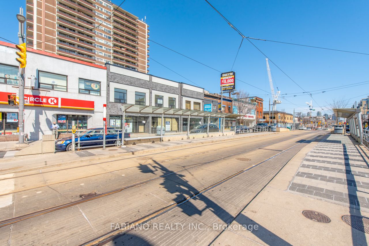 944 St Clair Avenue W Property Photo 11