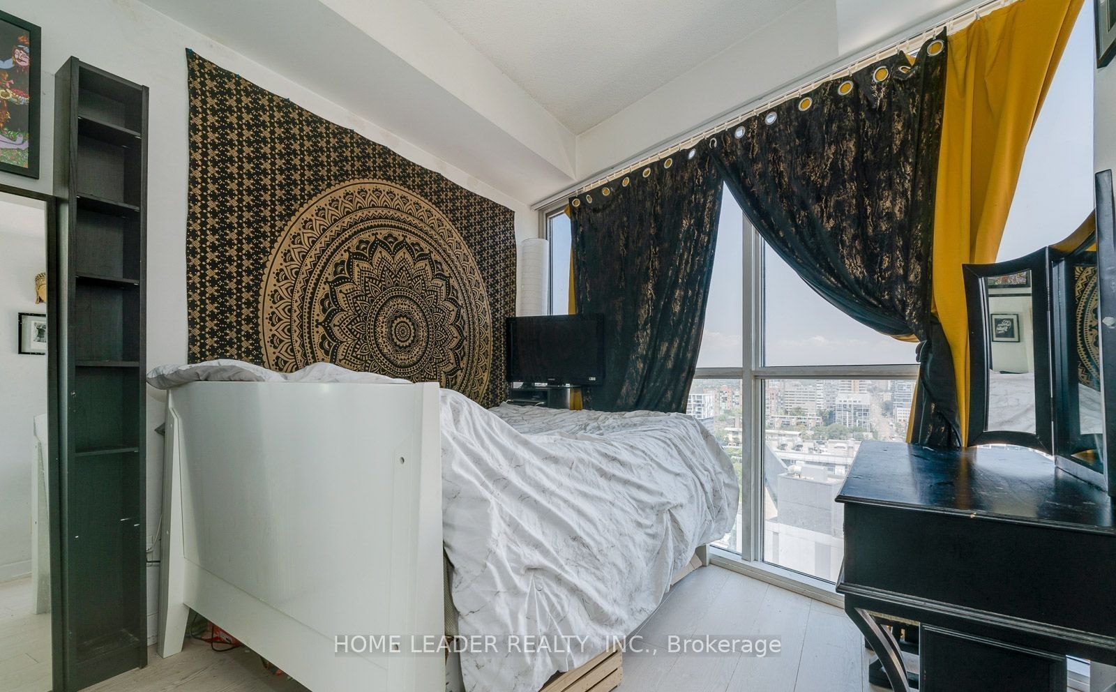 #2205 - 20 Bruyeres Mews Property Photo 7