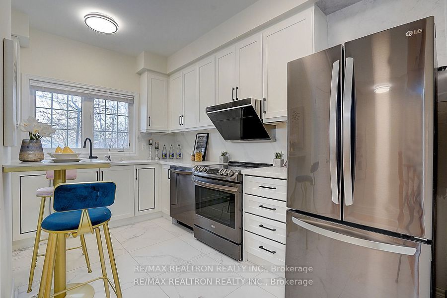 171b Finch Avenue Property Photo 4
