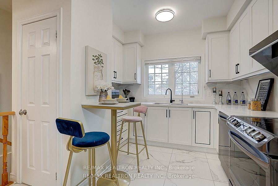 171b Finch Avenue Property Photo 7