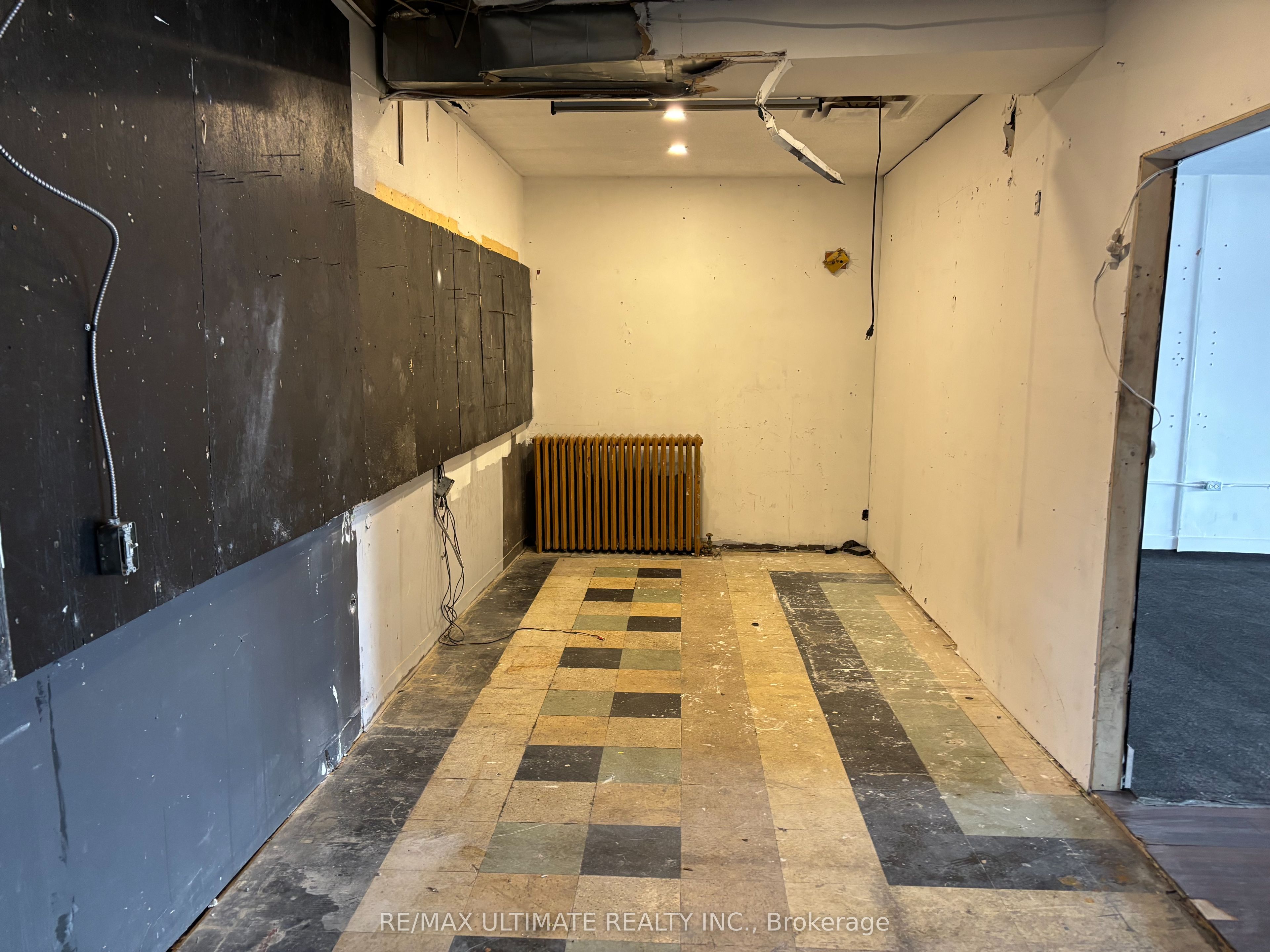 876 Dundas Street Property Photo 5