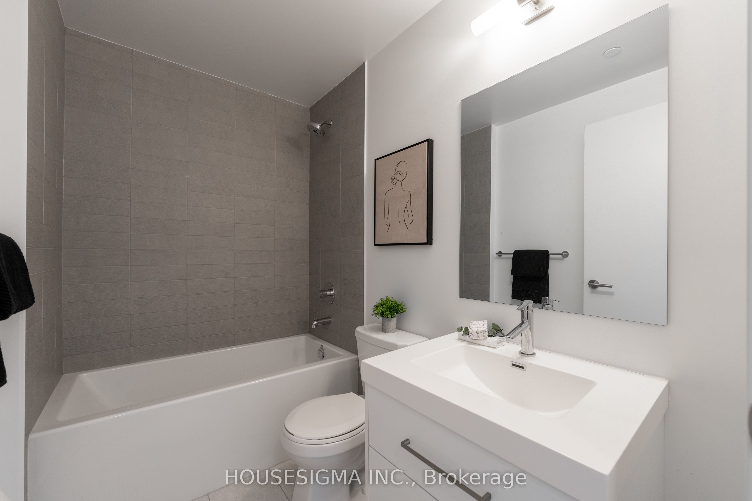 #902 - 403 Church Street Property Photo 5