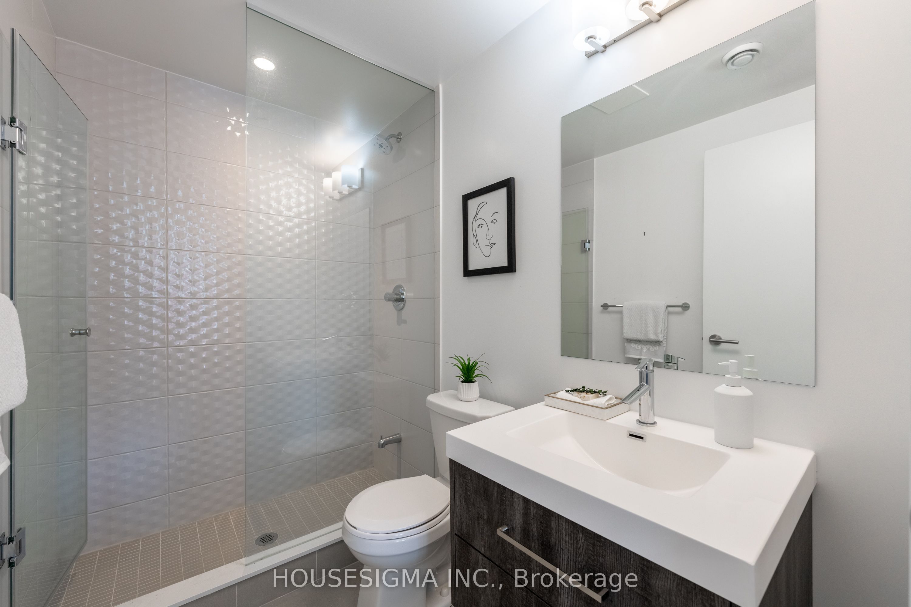 #902 - 403 Church Street Property Photo 24